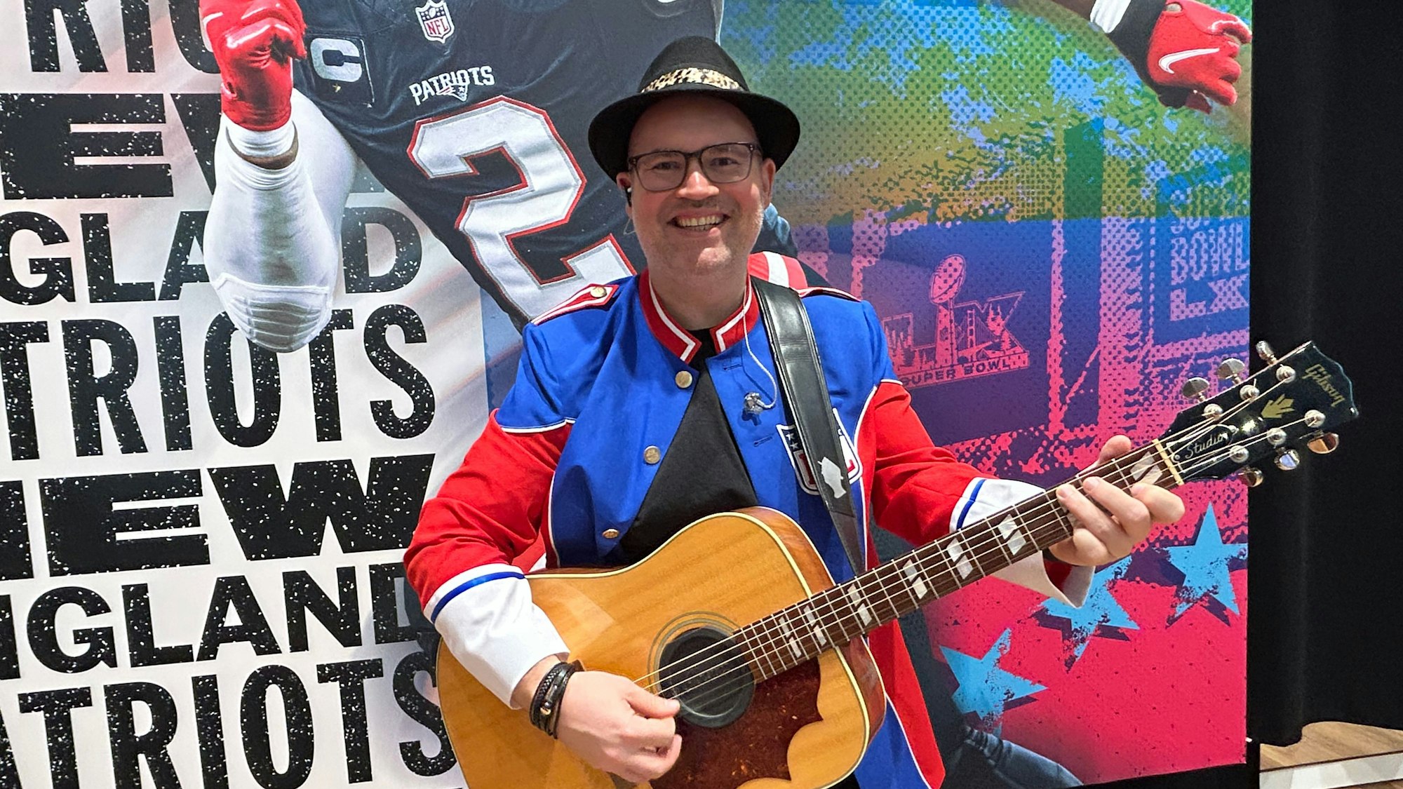 Musiker Björn Heuser steht mit Gitarre auf der Bühne.