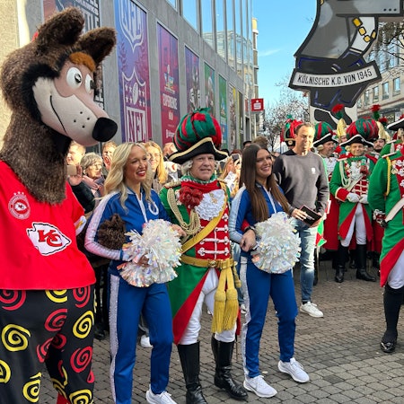 Altstädter-Kommandant Michael Klaas schunkelte mit den Cheerleadern und Maskottchen KC Wolfgang.