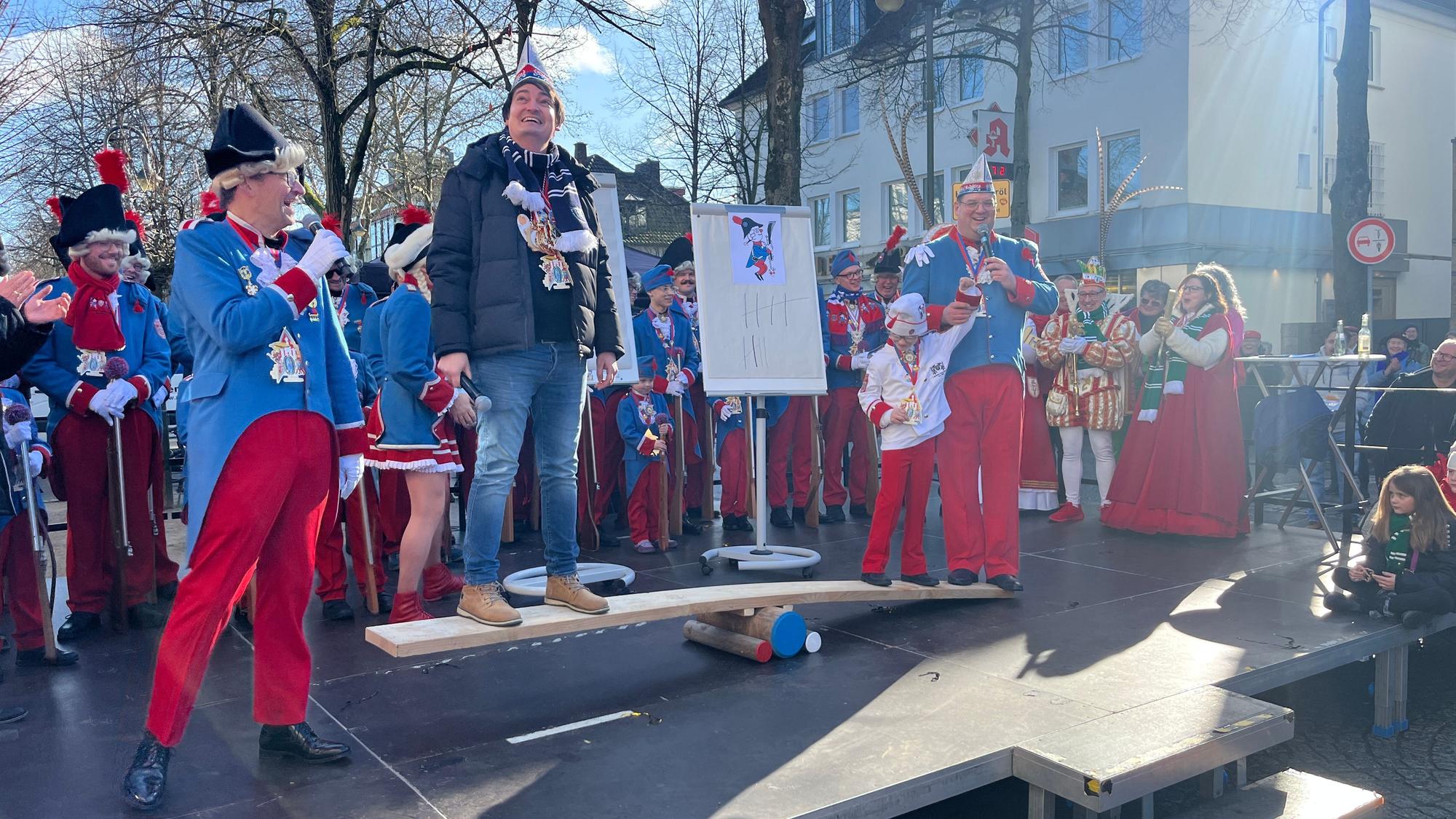 Trotz heftiger Gegenwehr musste sich Bürgermeister Mario Dahm schließlich geschlagen geben.