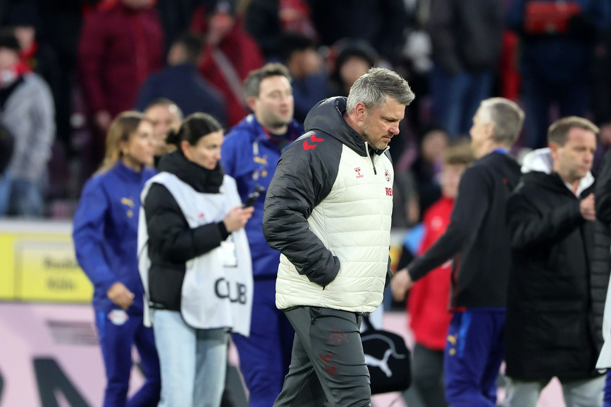 Lukas Kwasniok geht mit gesenktem Kopf nach dem Spiel über den Platz.