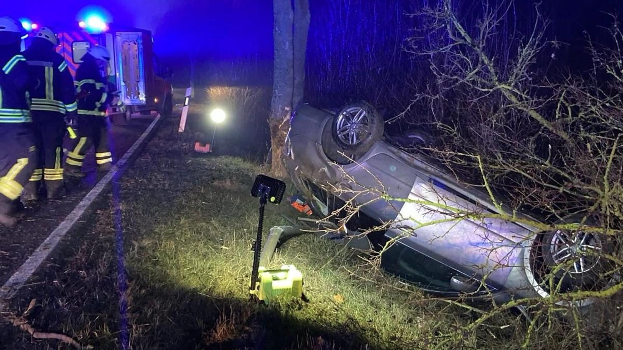 Ein Fahrzeug ist bei einem Unfall auf der L33 bei Erftstadt am Sonntagmorgen (8. Sonntag) zerstört worden.