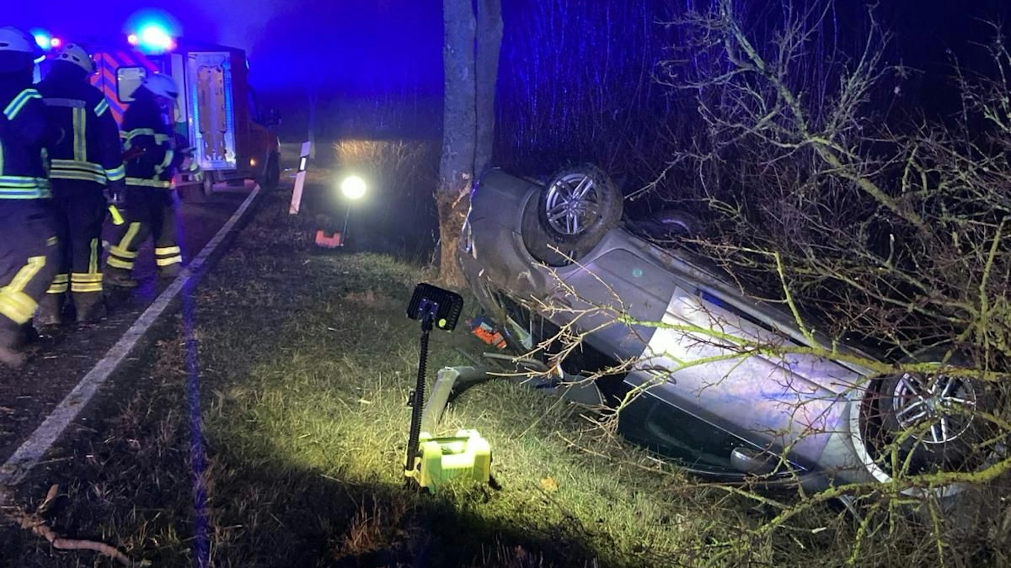 Ein Fahrzeug ist bei einem Unfall auf der L33 bei Erftstadt am Sonntagmorgen (8. Sonntag) zerstört worden.