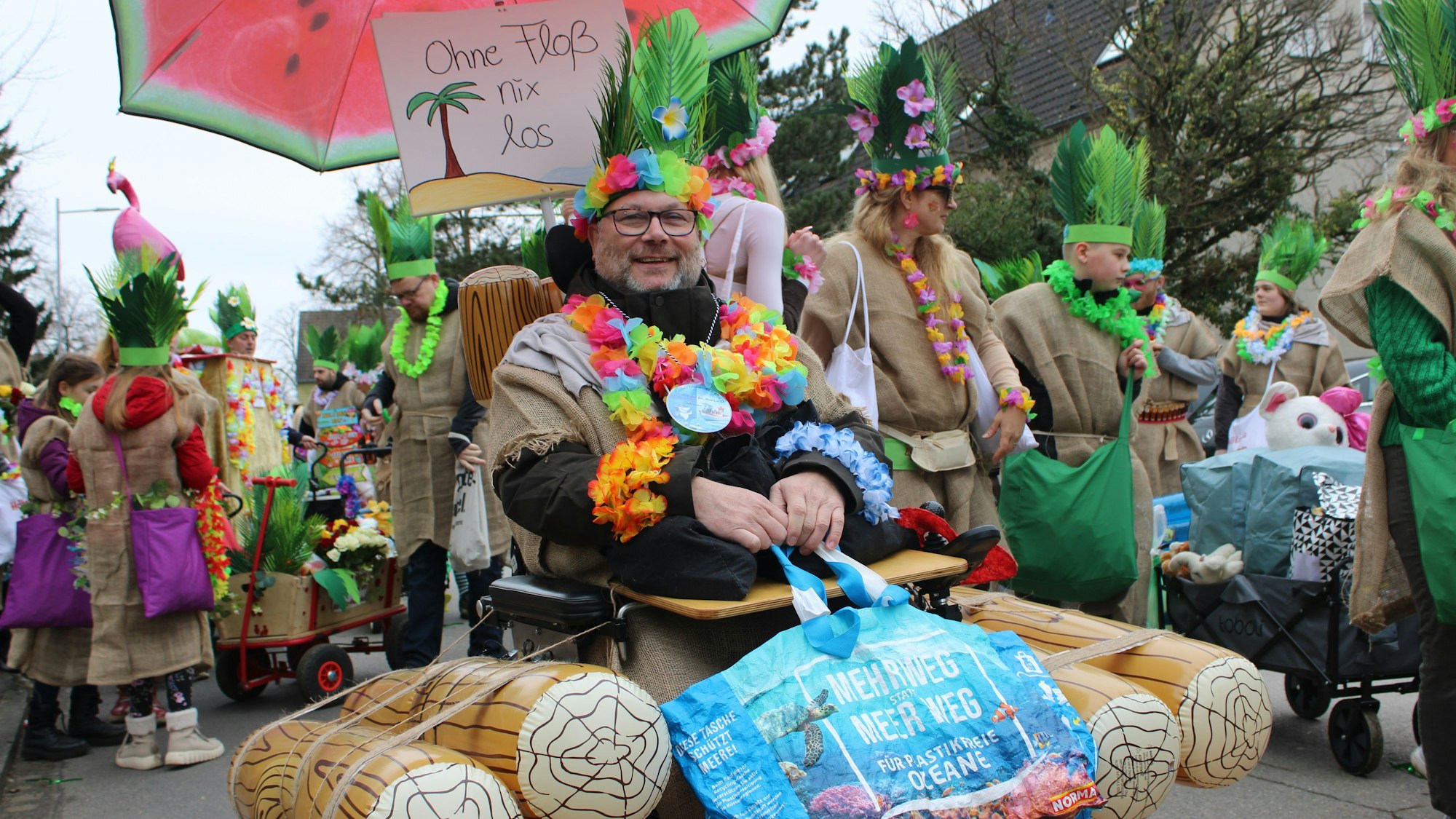 Brückberger Veedelszoch: Paul Ittenbach, der sich im Karneval für Inklusion engagiert, mit der Gruppe "Et Brückberger Hätzche"