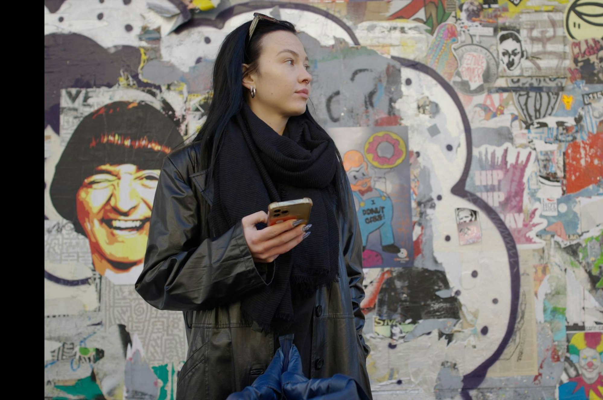 „Manchmal, je nachdem, braucht man auch eine emotionale Rückmeldung einfach oder einen emotionalen Safe-Space und das kann dir kein Chat-Bot geben“, weiß Alischa, die im Alltag auf die Unterstützung der KI setzt. (Bild: ZDF/Markus Haist)