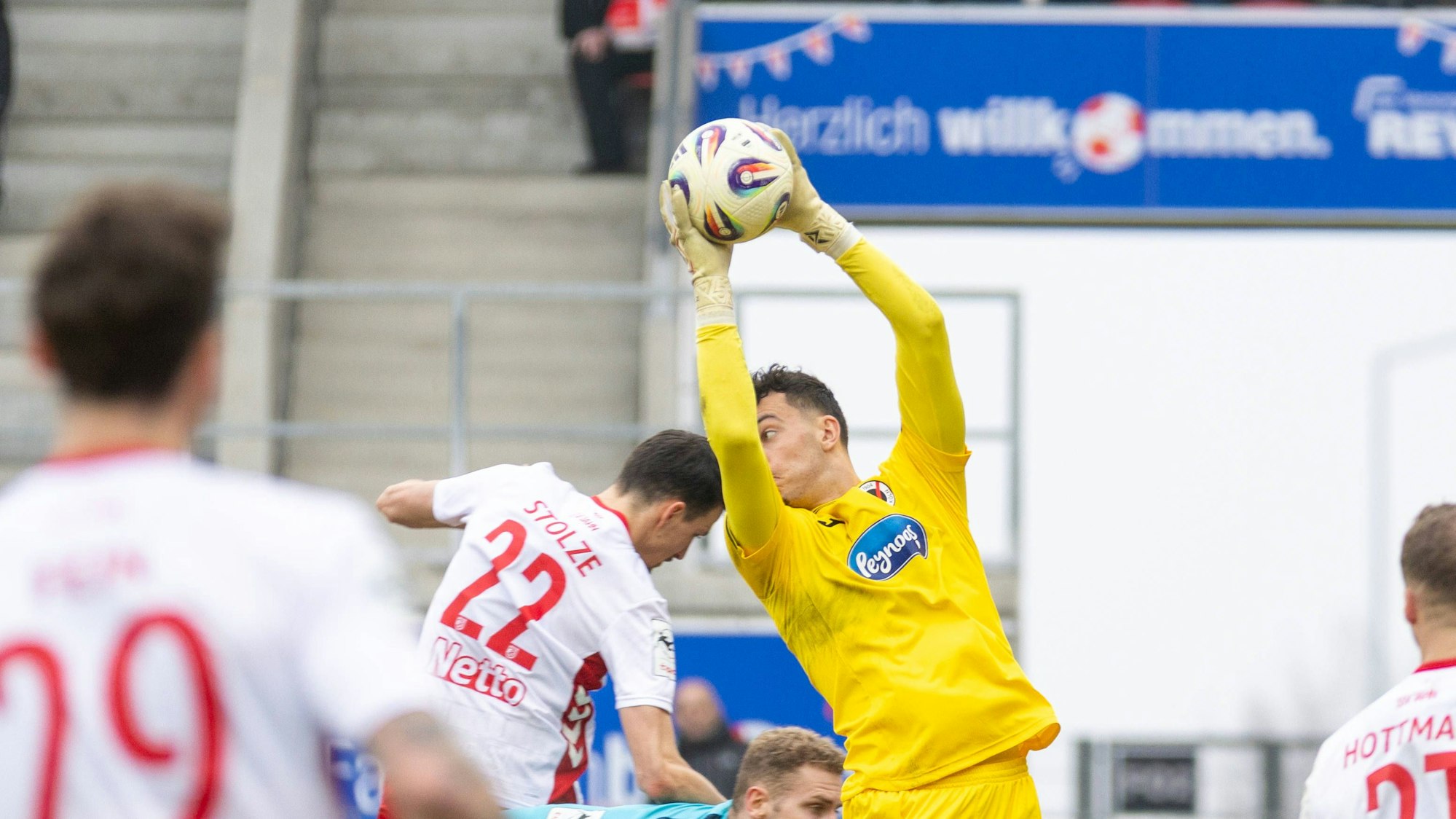07.02.2026, Fussball, GER, Saison, 3.Liga, Saision 2025/2026, 23. Spieltag, SSV Jahn Regensburg - Viktoria Köln Arne Schulz Köln am Ball vor Sebastian Stolze Regensburg DFL REGULATIONS PROHIBIT ANY USE OF PHOTOGRAPHS AS IMAGE SEQUENCES AND/OR QUASI-VIDEO. *** 07 02 2026, Soccer, GER, Season, 3 Liga, Season 2025 2026, 23 Matchday, SSV Jahn Regensburg Viktoria Köln Arne Schulz Köln am Ball vor Sebastian Stolze Regensburg DFL REGULATIONS PROHIBIT ANY USE OF PHOTOGRAPHS AS IMAGE SEQUENCES AND OR QUASI VIDEO