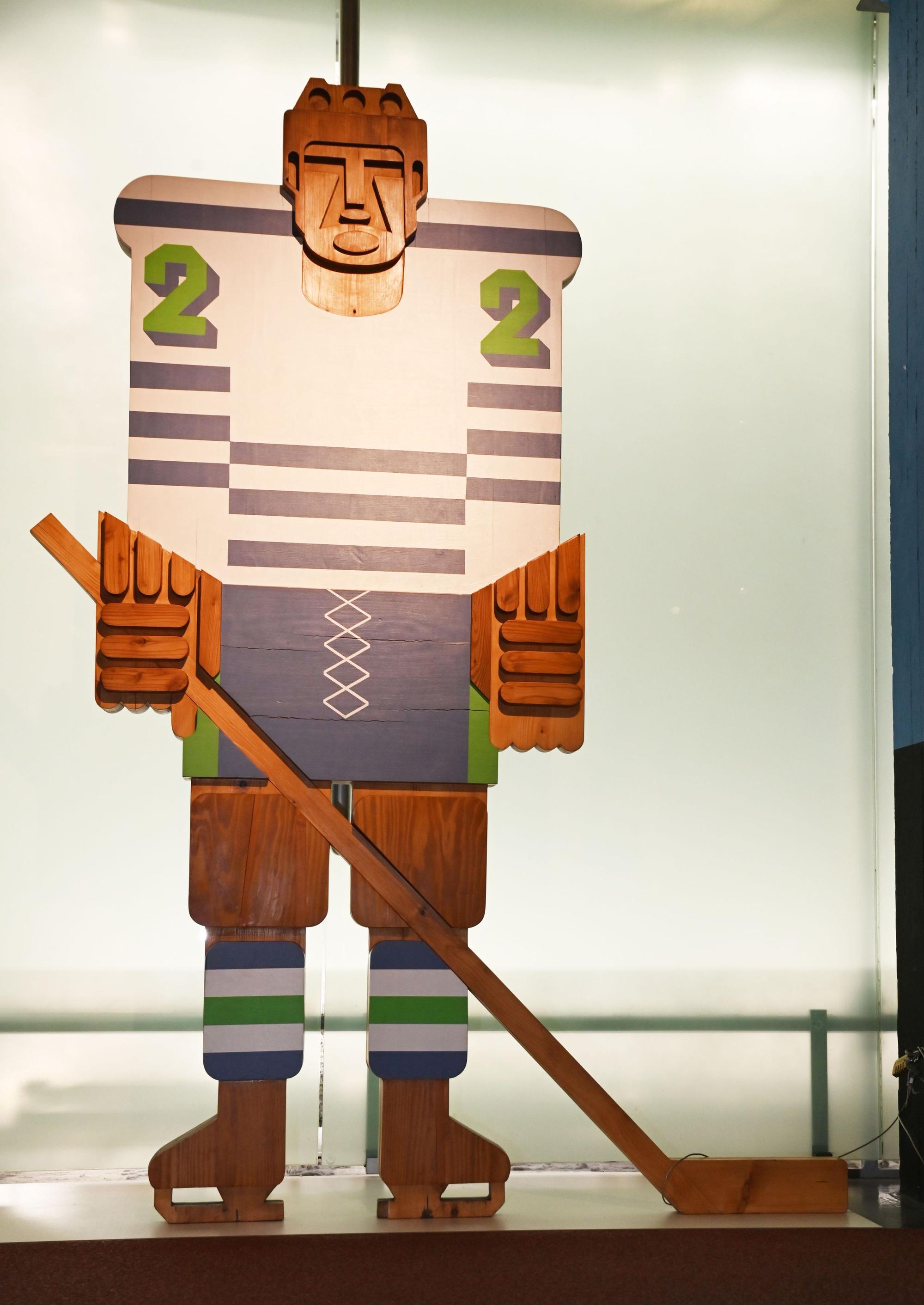 Eishockeyspieler aus Holz von Otl Aicher