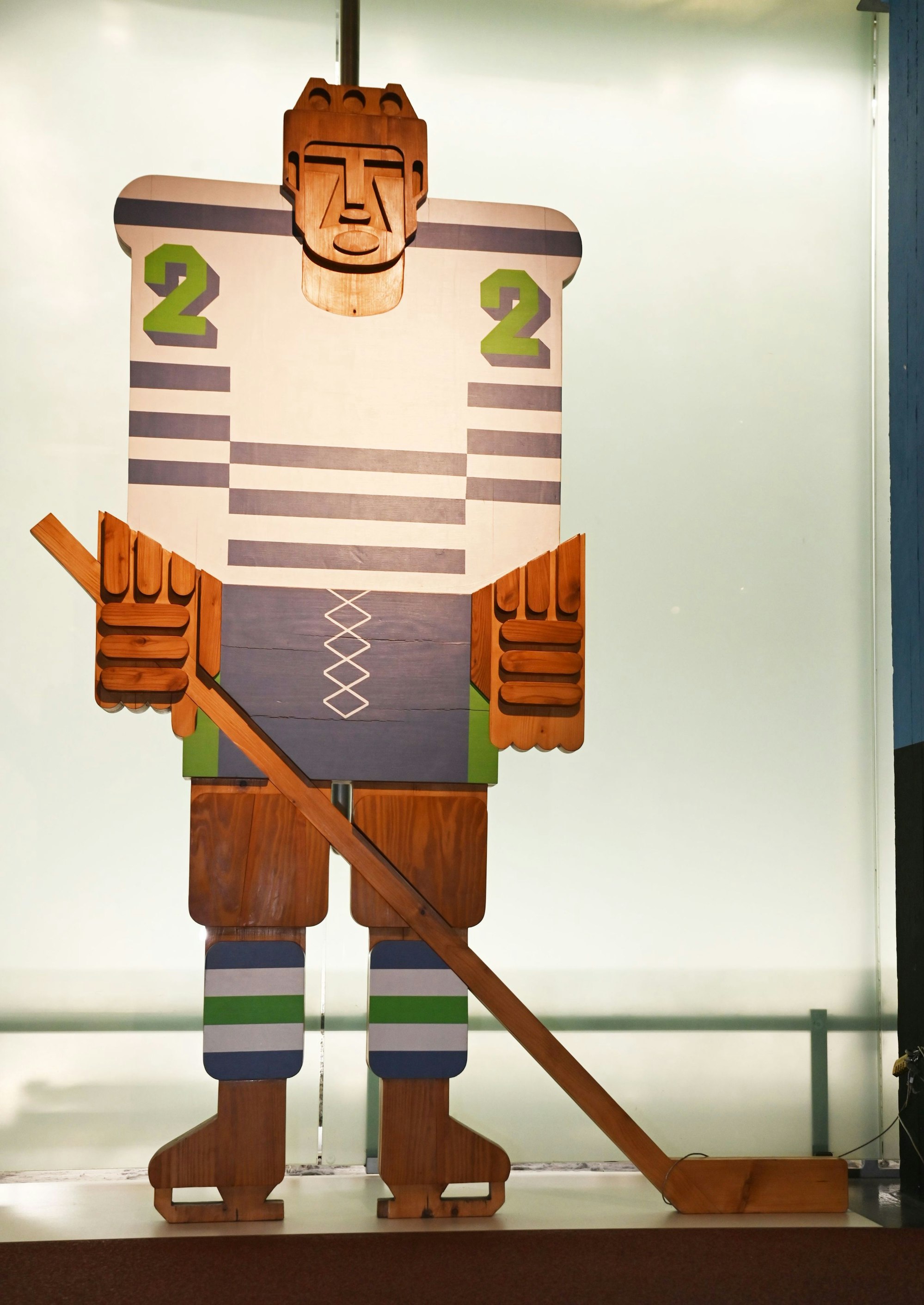 Eishockeyspieler aus Holz von Otl Aicher