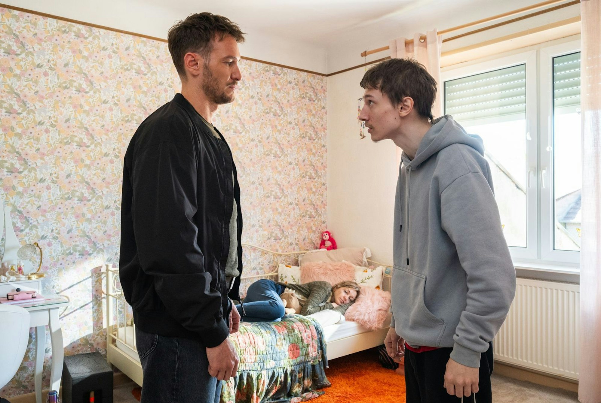 Hauptkommissar Leo Hölzer (Vladimir Burlakov, links) wollte wissen, warum Peter Feidt (Albert Lichtenstern) glaubte, den Mörder seines Vaters zu kennen. (Bild: SR/Pasquale D‘Angiolillo)