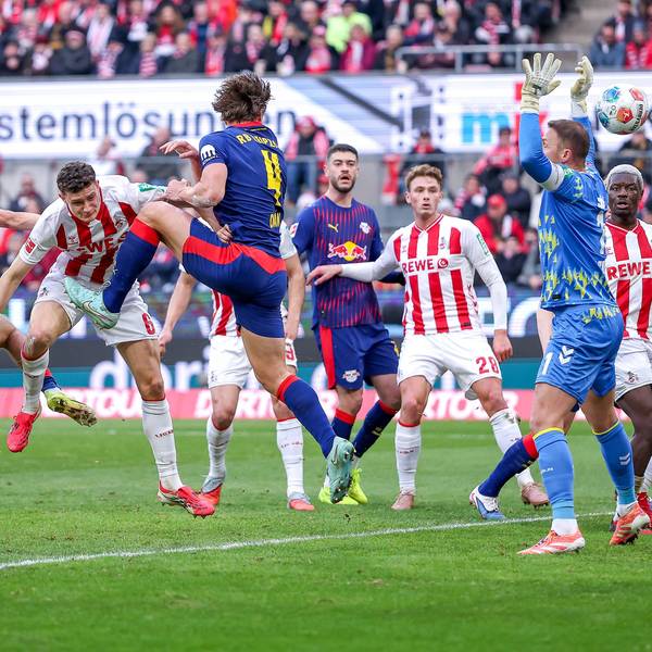 Eric Martel ist geblockt, Marvin Schwäbe steht im Niemandsland und kann nichts mehr tun – das 1:0 für Leipzig.