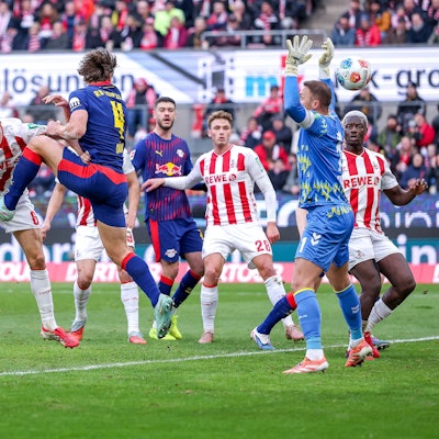 Eric Martel ist geblockt, Marvin Schwäbe steht im Niemandsland und kann nichts mehr tun – das 1:0 für Leipzig.