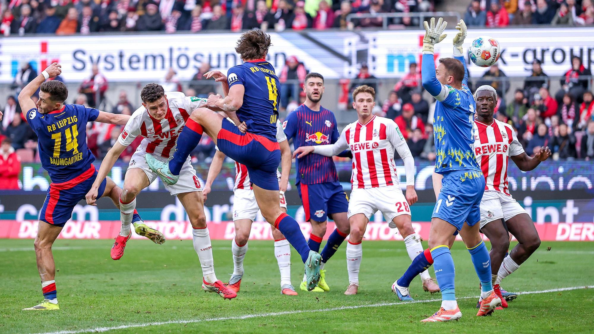 Eric Martel ist geblockt, Marvin Schwäbe steht im Niemandsland und kann nichts mehr tun – das 1:0 für Leipzig.