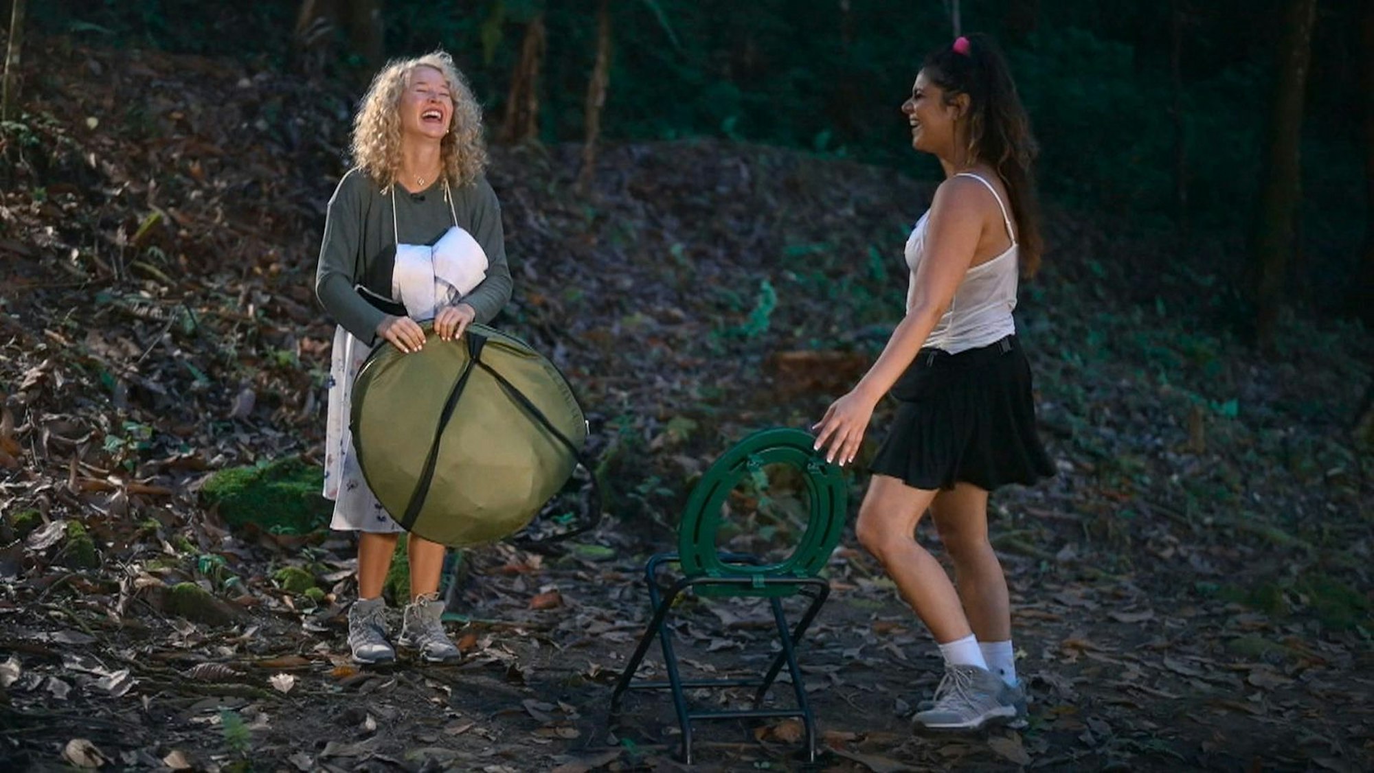 Die Konstruktion der Dschungeltoilette stellte Christina Shakira (links) und Tanja Tischewitsch vor Herausforderungen. (Bild: RTL)
