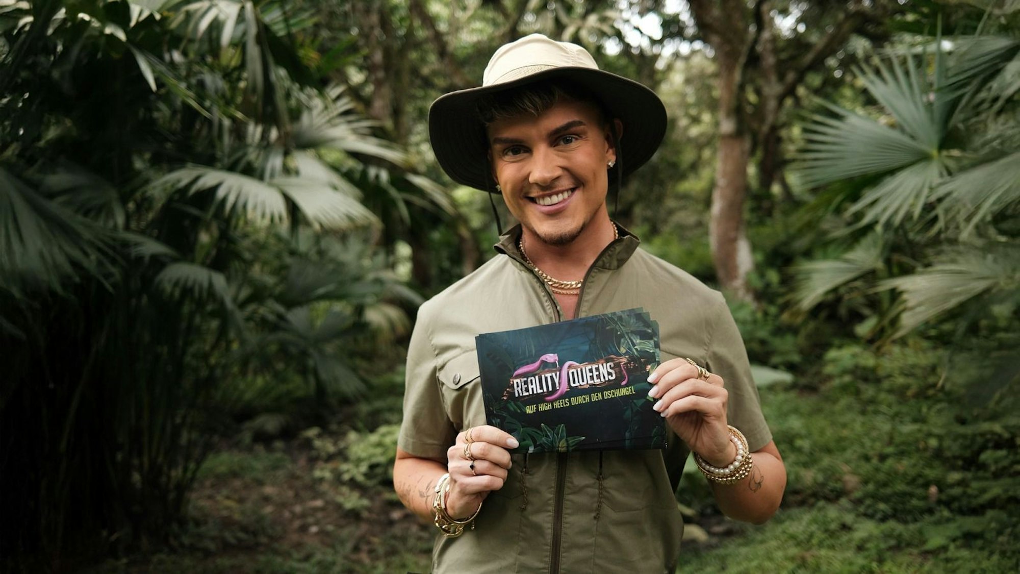 Influencer Twenty4Tim ist der neue Moderator bei „Reality Queens“. (Bild: RTL)