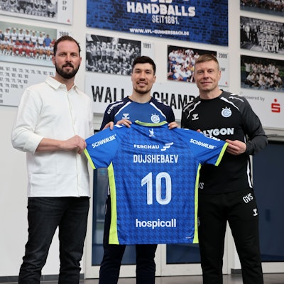 Neuzugang Alex Dujshebaev (M.), Geschäftsführer Christoph Schindler (l.) und Trainer Gudjon Valur Sigurdsson.