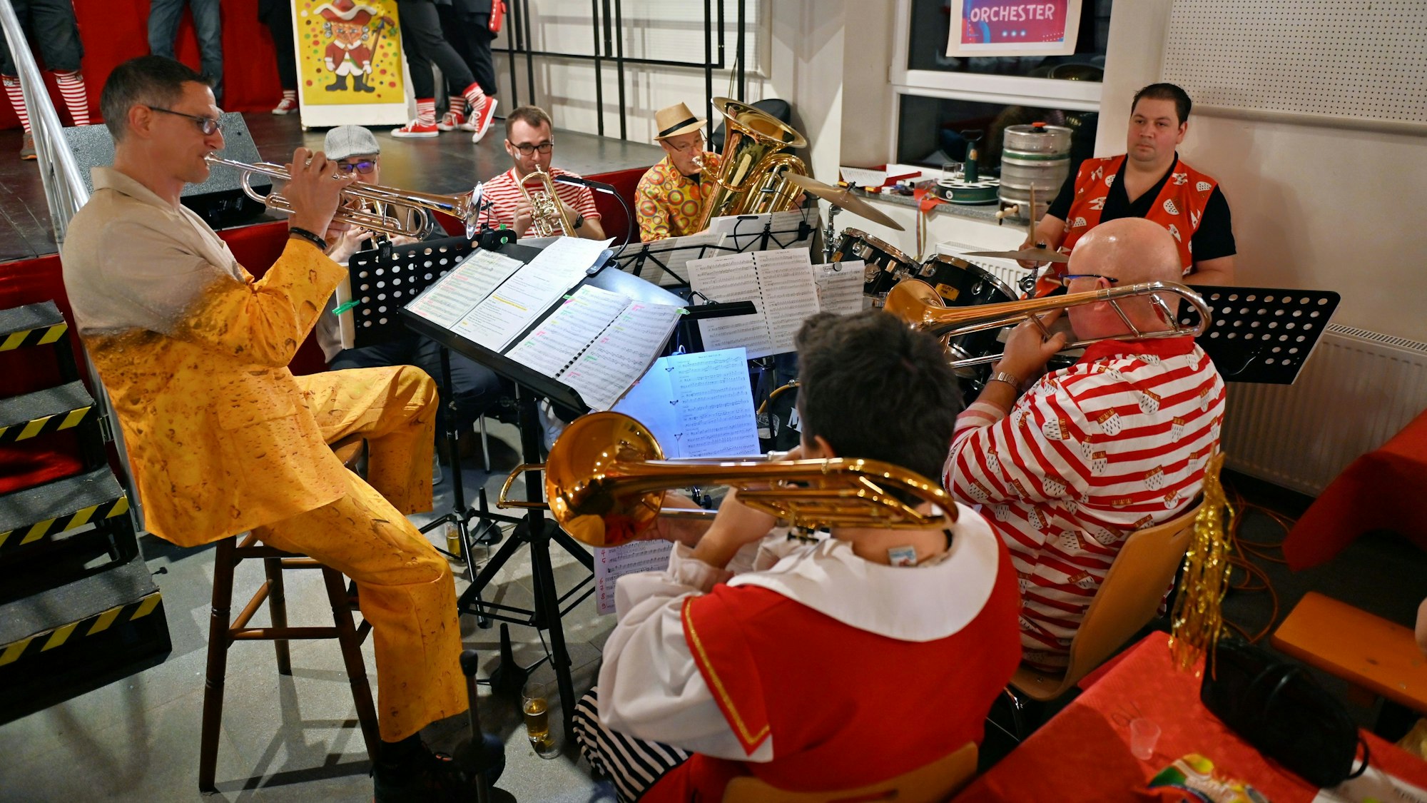 Das Bild zeigt einige Musiker, die gerade auf ihren Instrumenten spielen.