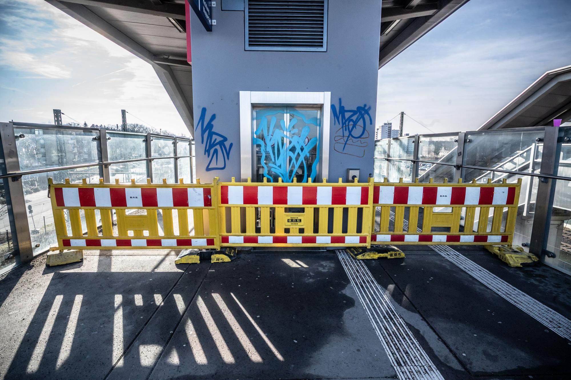 Die Abgänge zu den Gleisen im Opladener Bahnhof sind mit gelben Baken versperrt