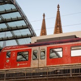ARCHIV - 25.05.2023, Nordrhein-Westfalen, Köln: Eine S-Bahn steht im Hauptbahnhof in Köln. (zu dpa: «Warnstreik legt Nahverkehr vielerorts lahm - Was fährt noch?») Foto: Henning Kaiser/dpa +++ dpa-Bildfunk +++