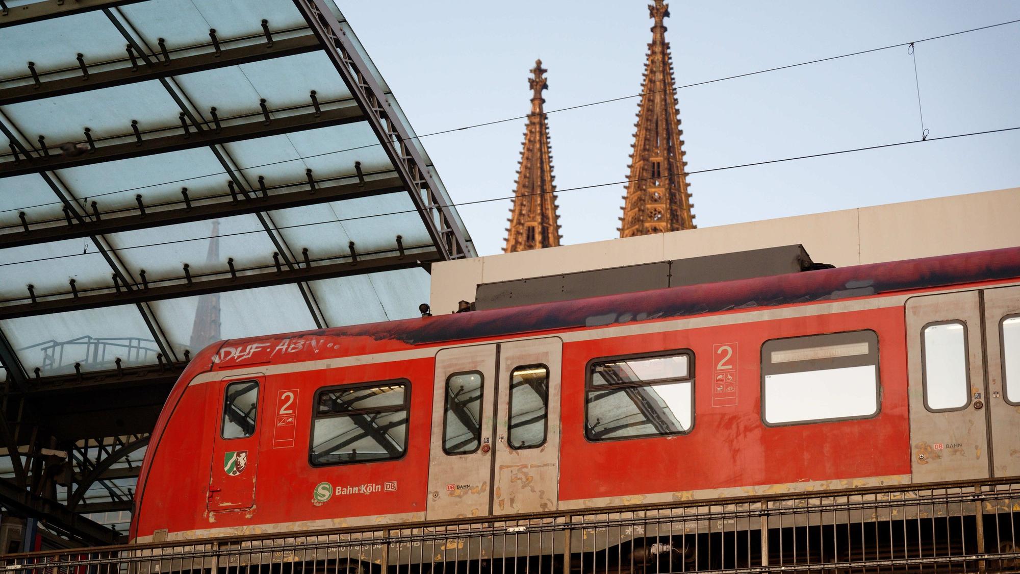 Polizeieinsatz und medizinischer Notfall am Bahnhof (Symbolfoto).