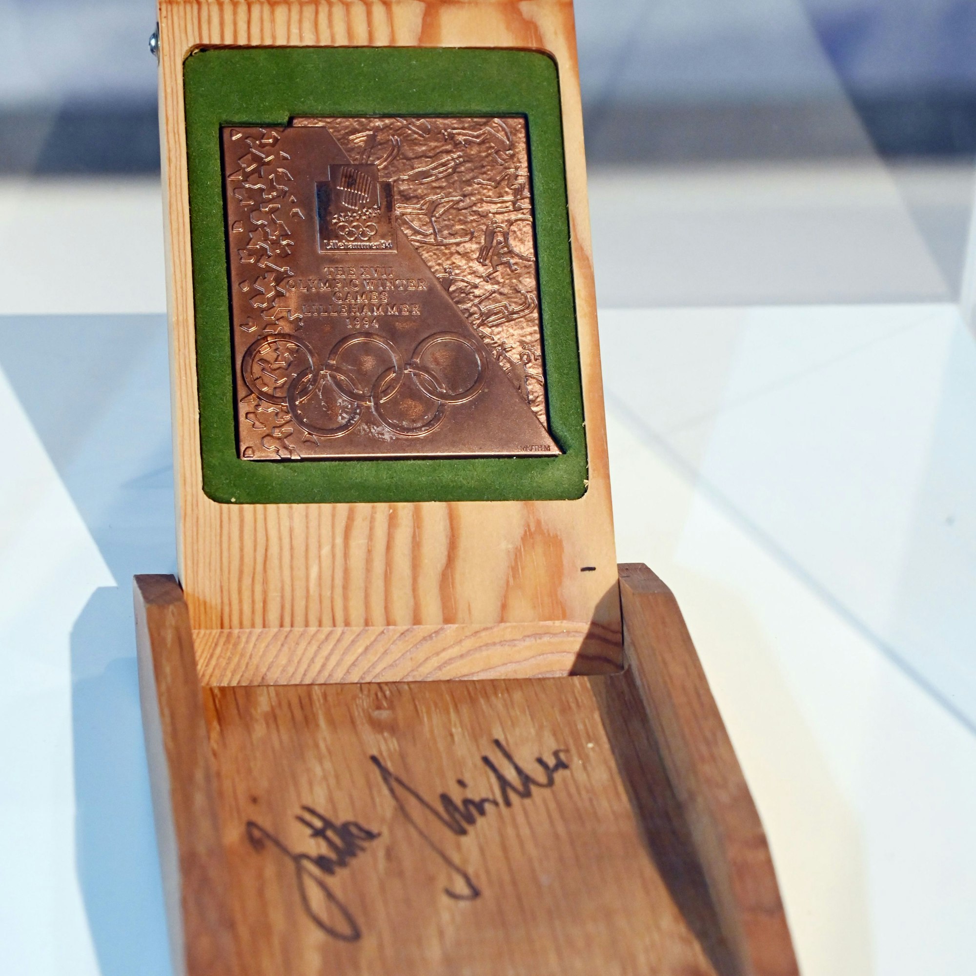 Erinnerungsmedaille von den Winterspielen 1994 in Lillehammer mit der Unterschrift von Eiskunstlauf-Trainerin Jutta Müller.