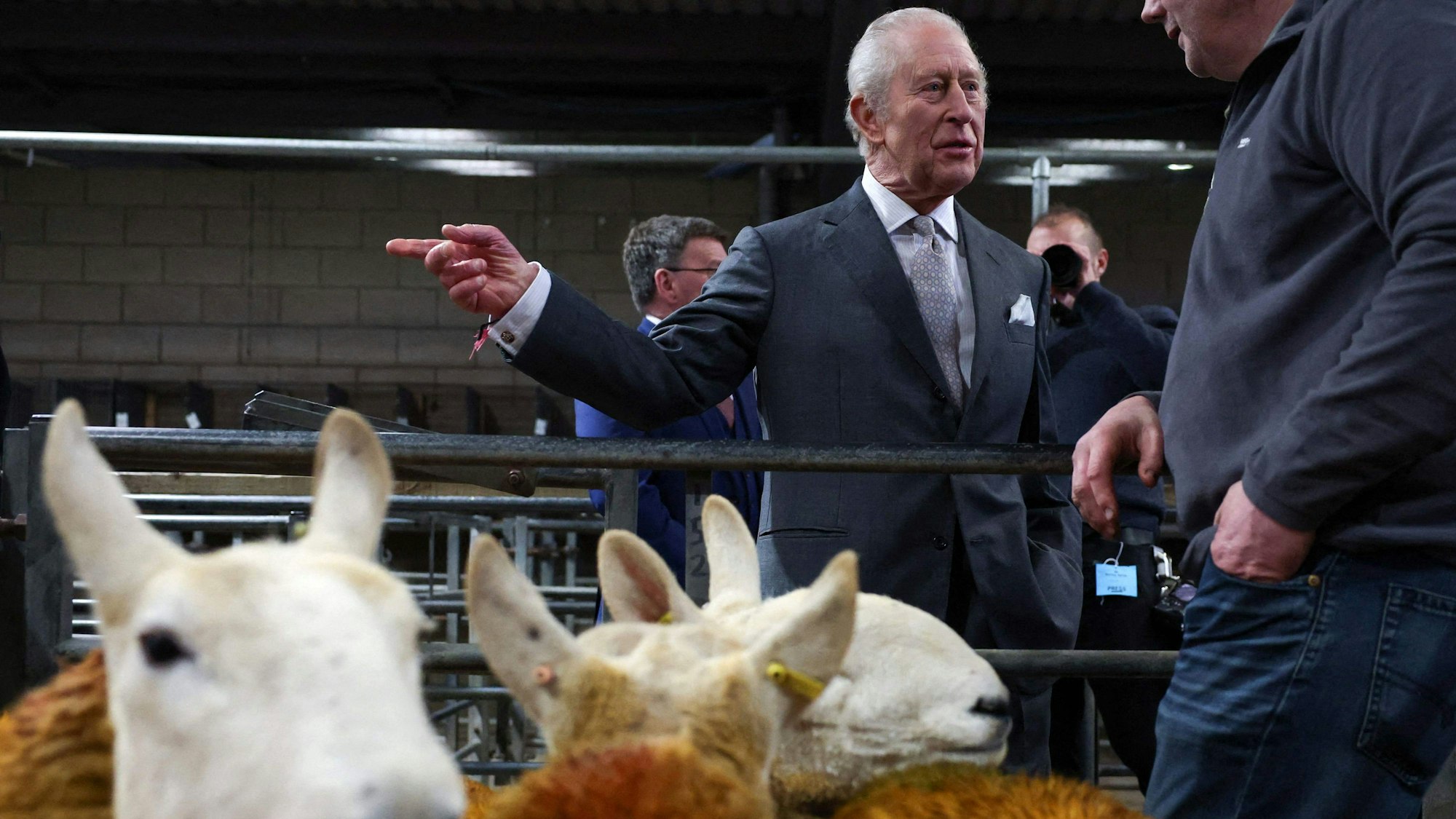 Der britische König Charles III. im Gespräch mit einem Landwirt auf dem Viehmarkt Clitheroe Auction Mart im Norden Englands.