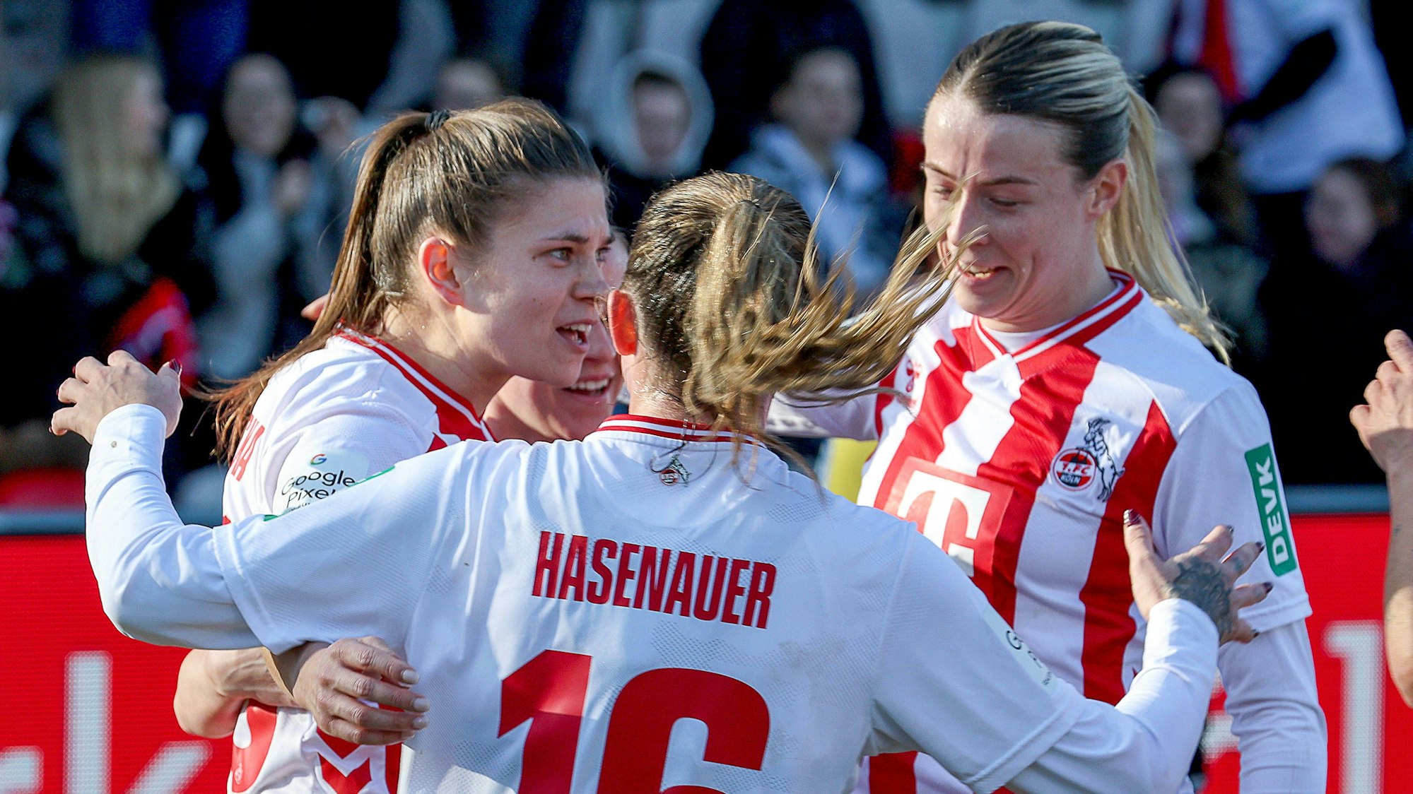 Martyna Wiankowska (links) feiert mit ihren Mitspielerinnen nach einem verwandelten Elfmeter.