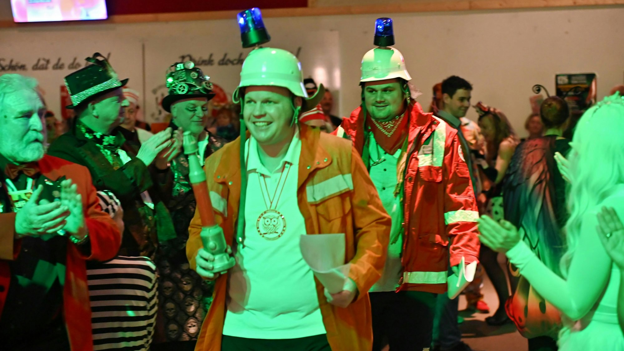 Tatü und Tata nennen sich Jens Schreiber und Daniel Pöthmann. Mit Feuerwehrhelmen, auf denen ein Blaulicht montiert ist, ziehen sie zur Karnevalssitzung in Dom-Esch in den Saal.