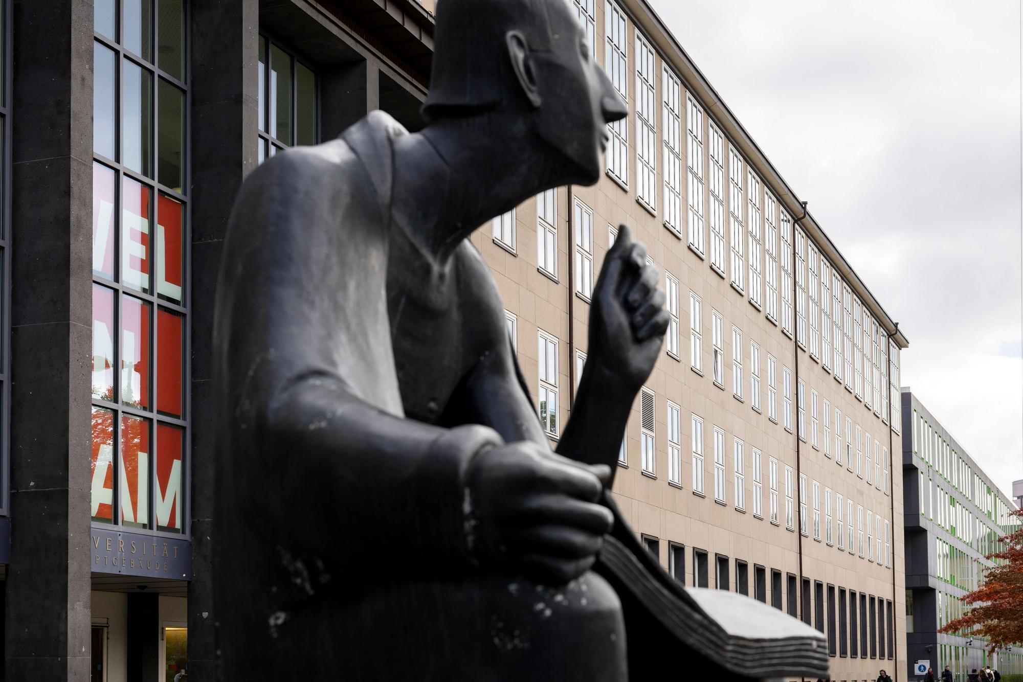 Die Figur von Albertus Magnus vor dem Hauptgebäude der Universität Köln.