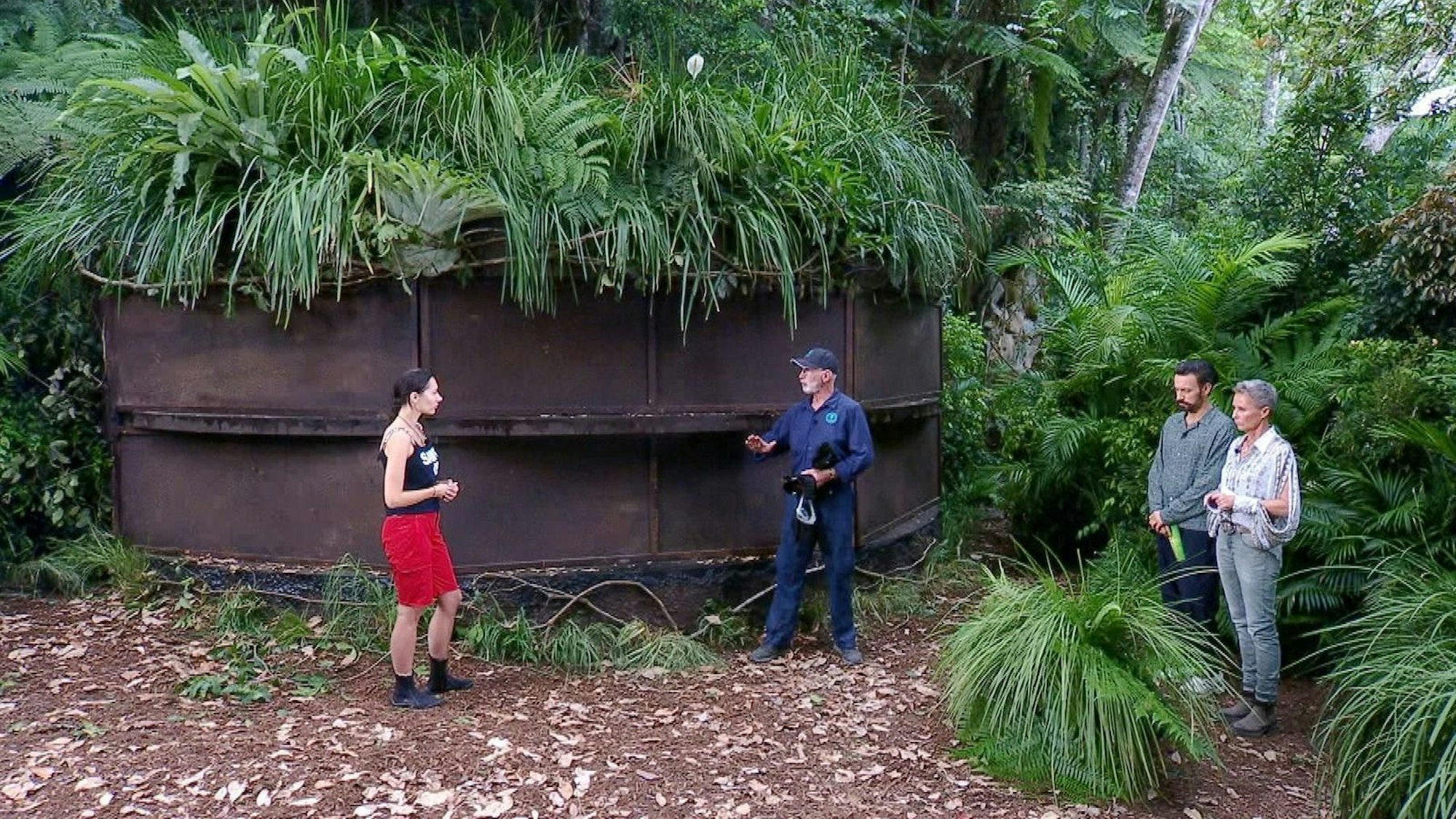 Samira musste in eine dunkle Tunnel-Anordnung kriechen. Und dort blieb sie natürlich nicht alleine. (Bild: RTL)