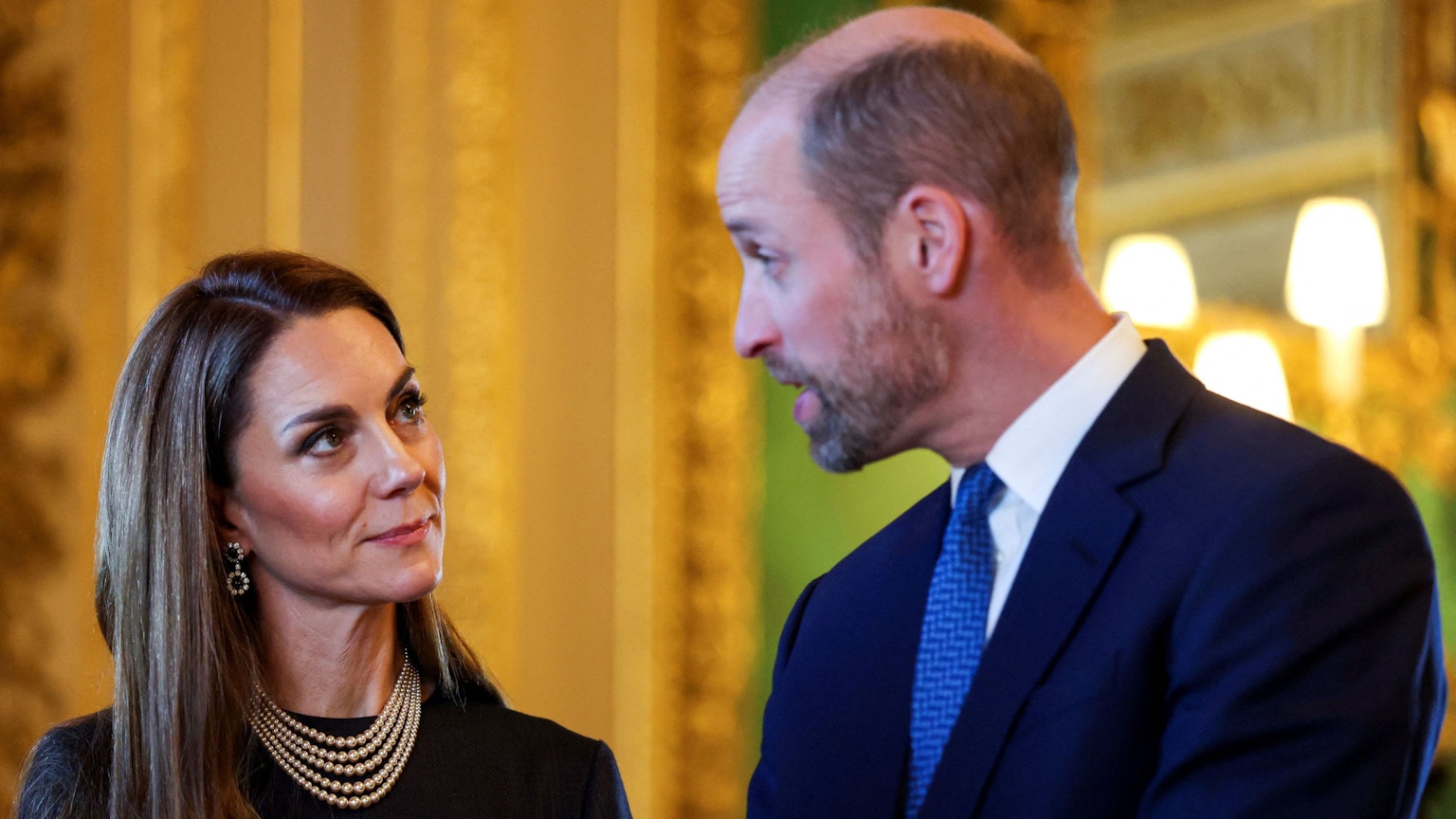 William und Kate, die Prinz und Prinzessin von Wales, betrachten Exponate aus der königlichen Sammlung im Green Drawing Room von Schloss Windsor.