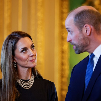William und Kate, die Prinz und Prinzessin von Wales, betrachten Exponate aus der königlichen Sammlung im Green Drawing Room von Schloss Windsor.
