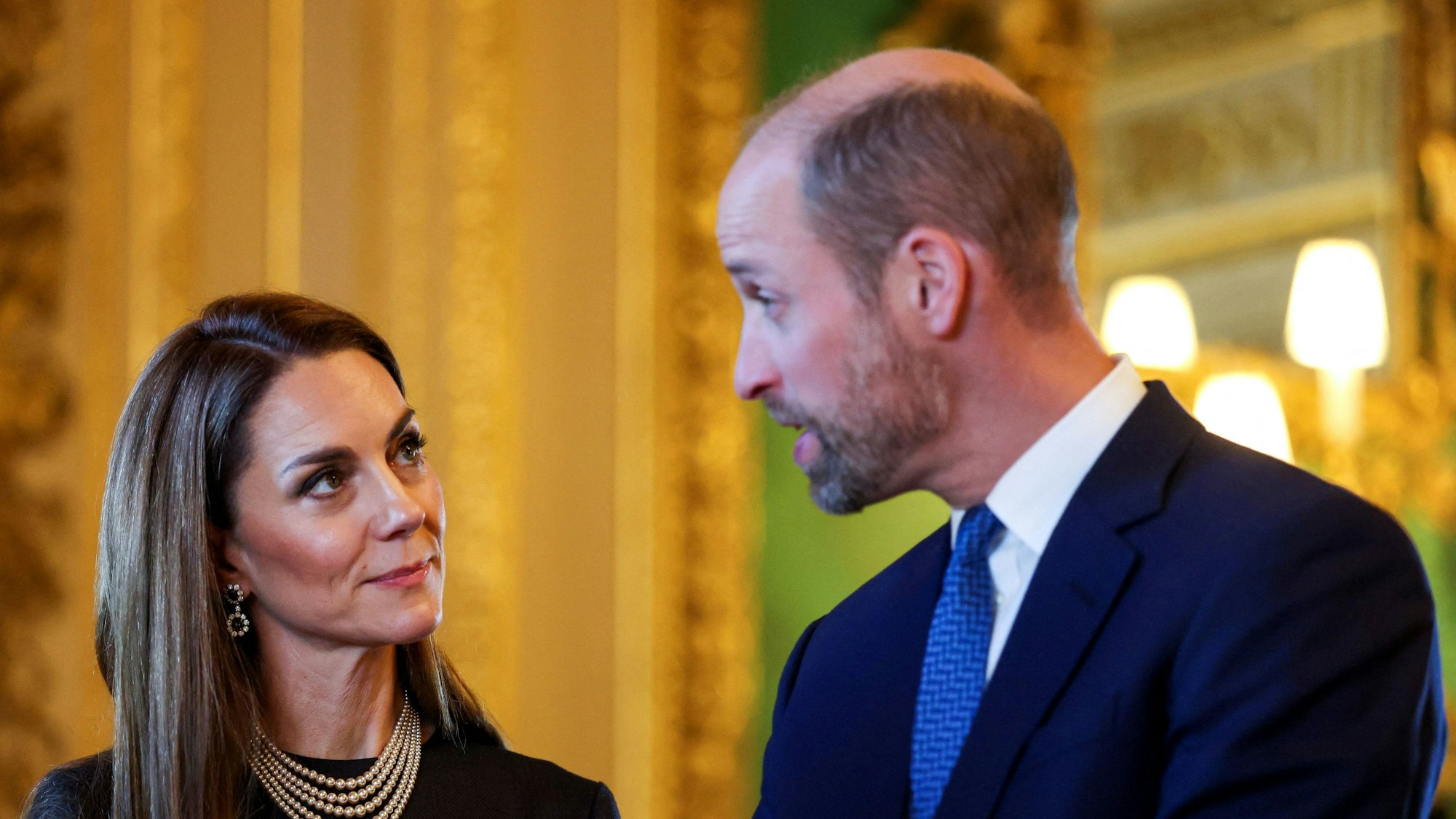 William und Kate, die Prinz und Prinzessin von Wales, betrachten Exponate aus der königlichen Sammlung im Green Drawing Room von Schloss Windsor.
