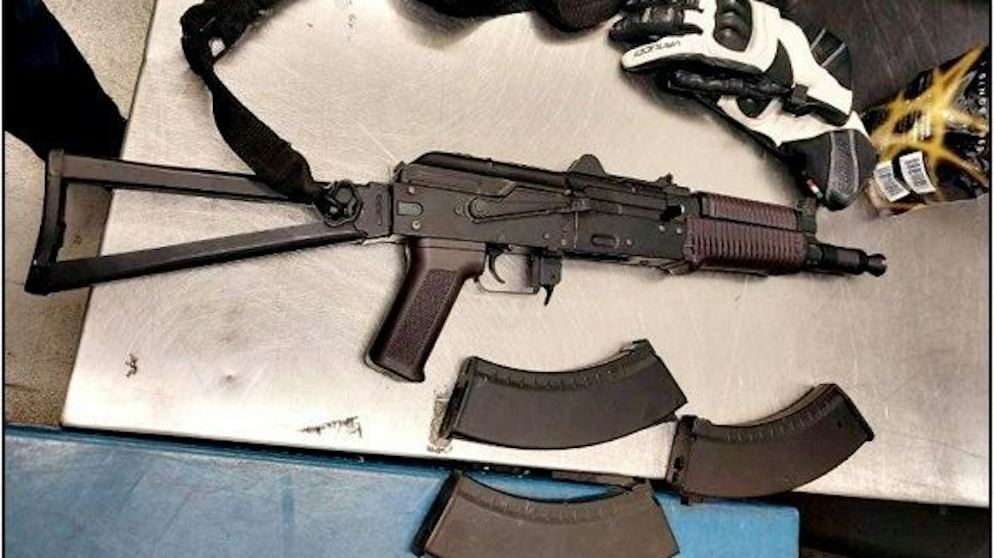 Sichergestellte Waffen am Flughafen Köln/Bonn.