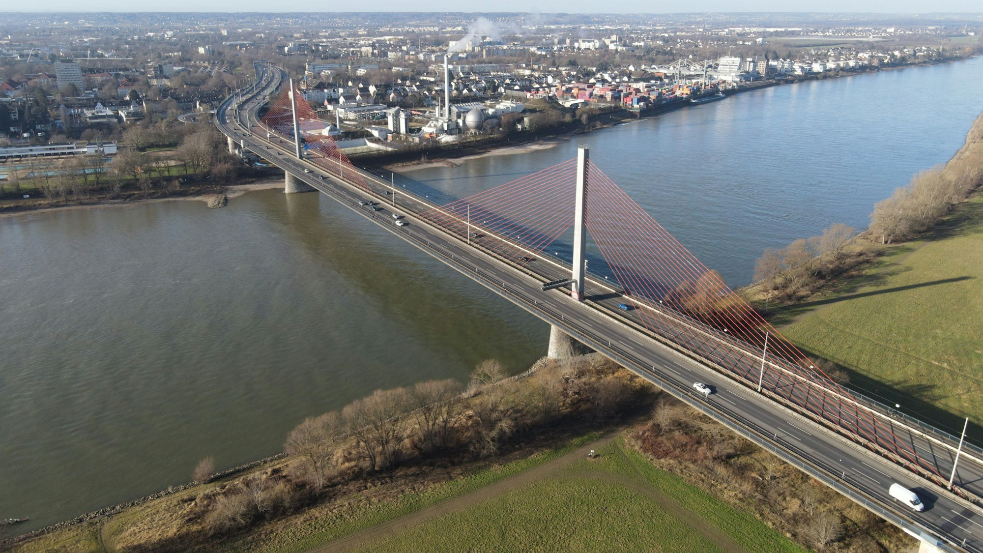 Die 1967 gebaute Bonner Nordbrücke ist den Belastungen des weiter zunehmenden Schwerlastverkehrs nicht mehr gewachsen. Deshalb ist sie seit Wochenbeginn für Lkw mit mehr als 7,5 Tonnen Gewicht gesperrt.