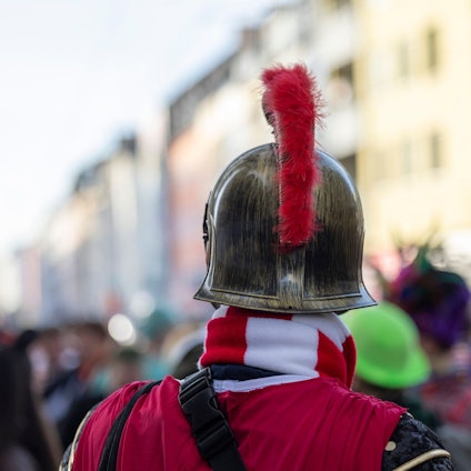 Verkleidung ja – Uniform nein: Amtskleidung oder täuschend echte Abzeichen sind an Karneval tabu und können strafbar sein.
