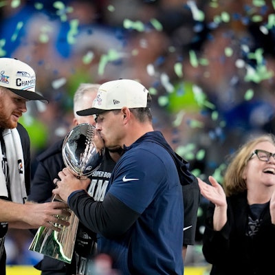 Seattles Quarterback Sam Darnold (l) und Coach Mike MacDonald feiern den Super-Bowl-Triumph.