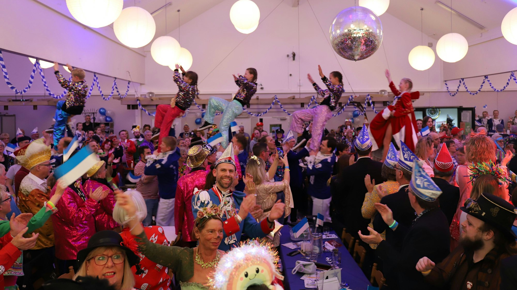 Die Kinderprinzessin und ihr Gefolge wurden von den großen Sternen in den Saal getragen.