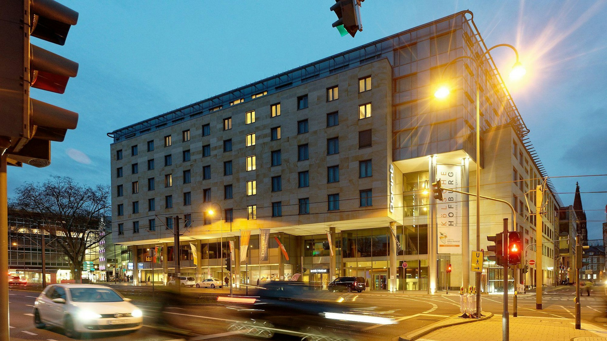 Das Dorint Hotel in der Kölner Innenstadt (Symbolbild): Die Übernachtungspreise steigen hier an Karneval stärker als in anderen Städten.