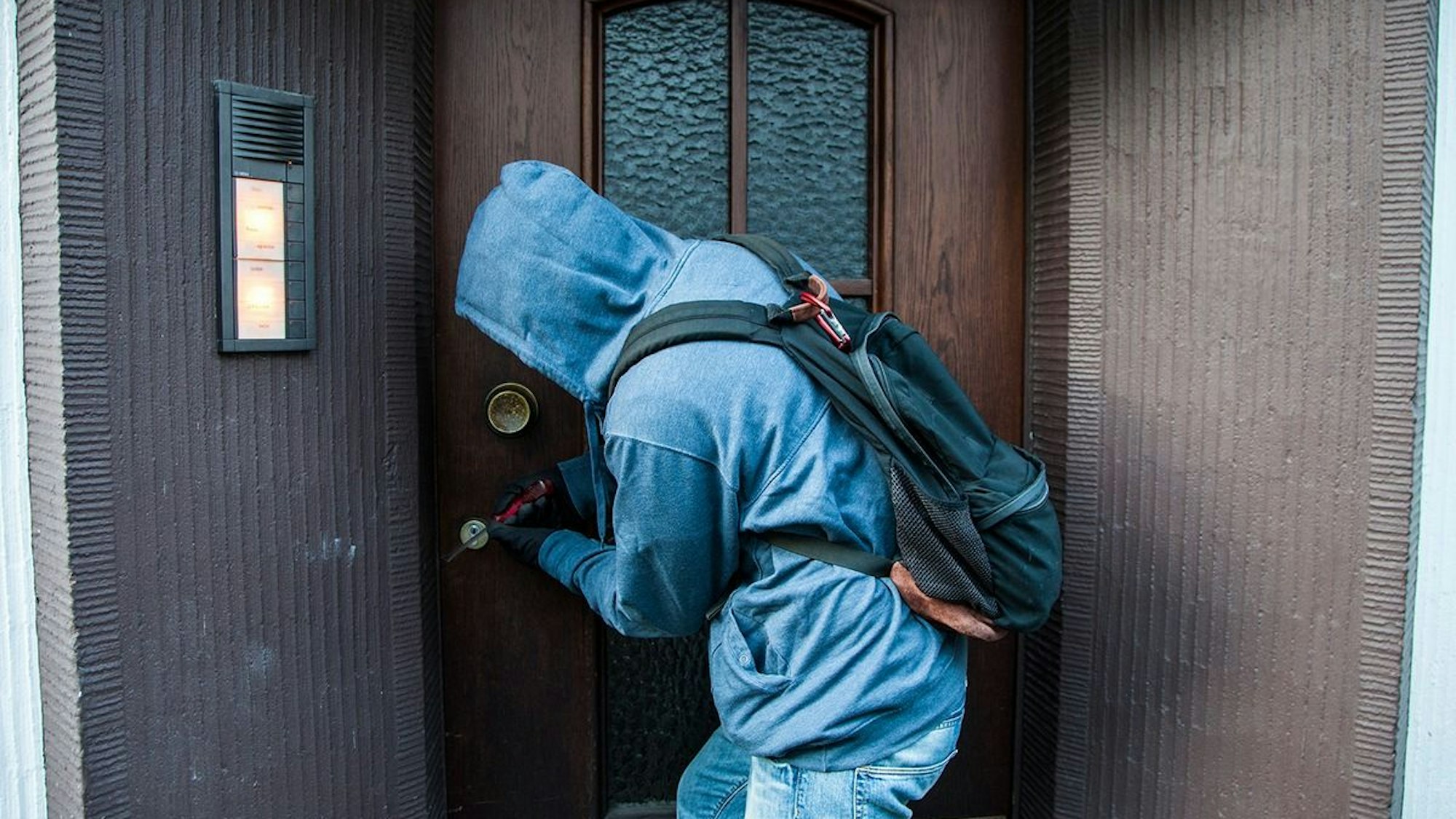 Eine aufgebrochene Tür zu einer Wohnung. (Symbolbild)