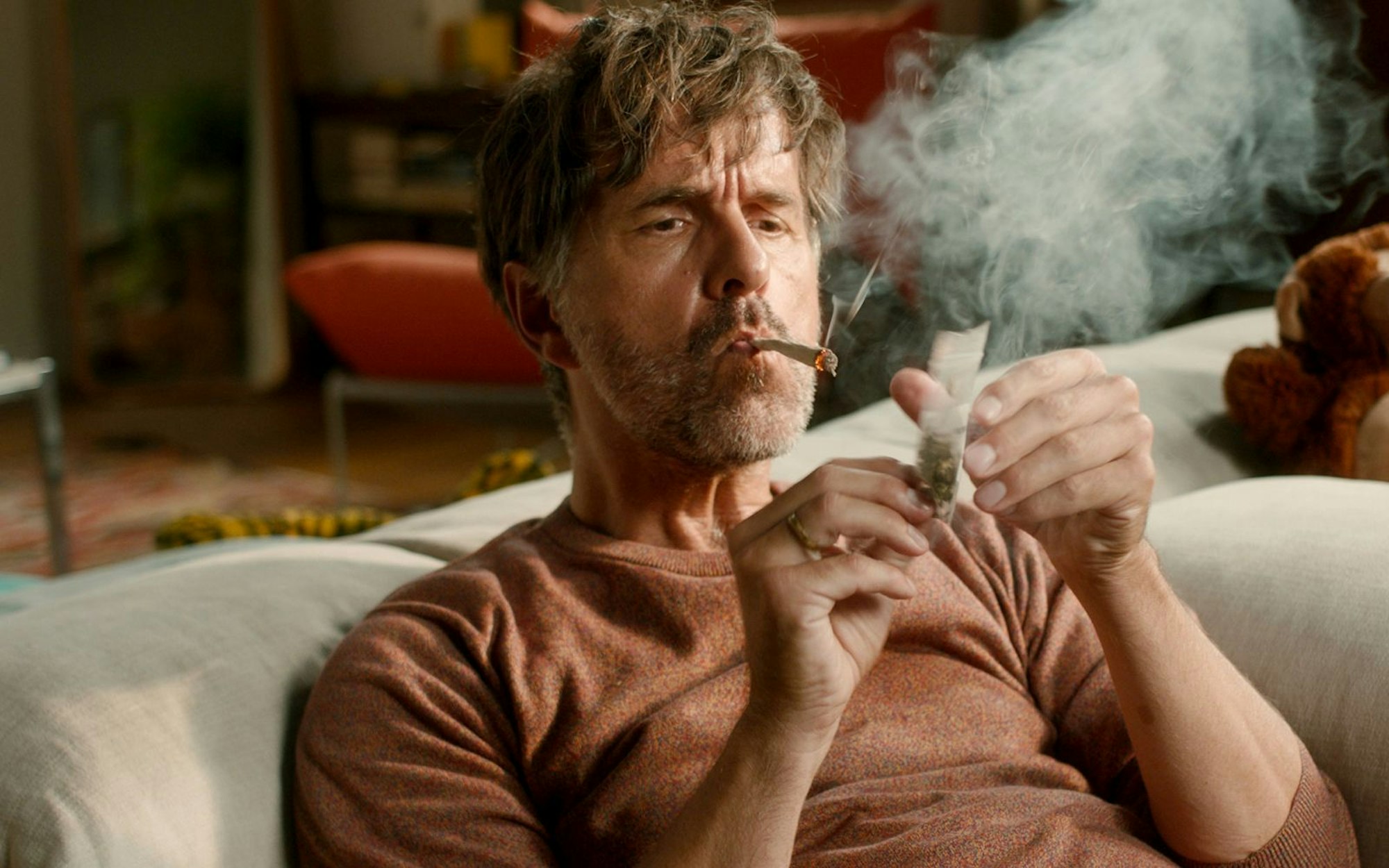 Christoph Maria Herbst sieht mit jeder Rolle anders aus. In der Komödie „Es ist nur eine Phase, Hase“ spielt er einen Schriftsteller, der mit dem Ende seiner Beziehung in eine Krise gerät. (Bild: Degeto/Majestic Filmproduktion)