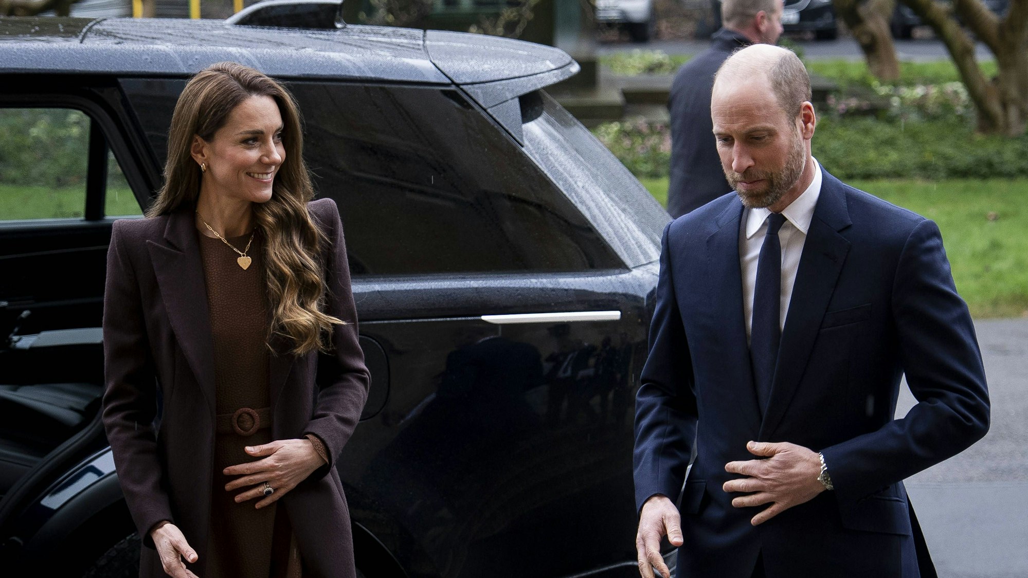 Prinz William und Prinzessin Kate am Auto.