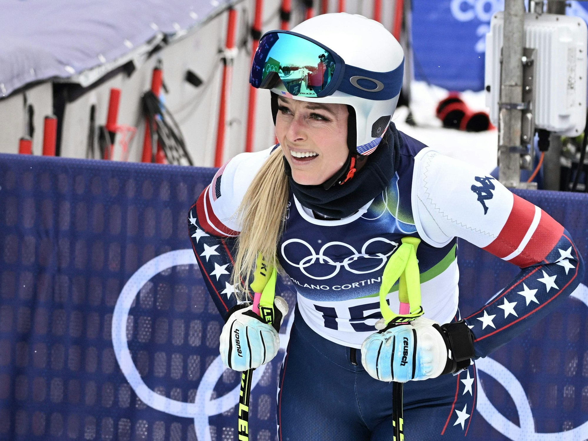 Lindsey Vonn stützt sich angestrengt auf ihren Stöcken ab.