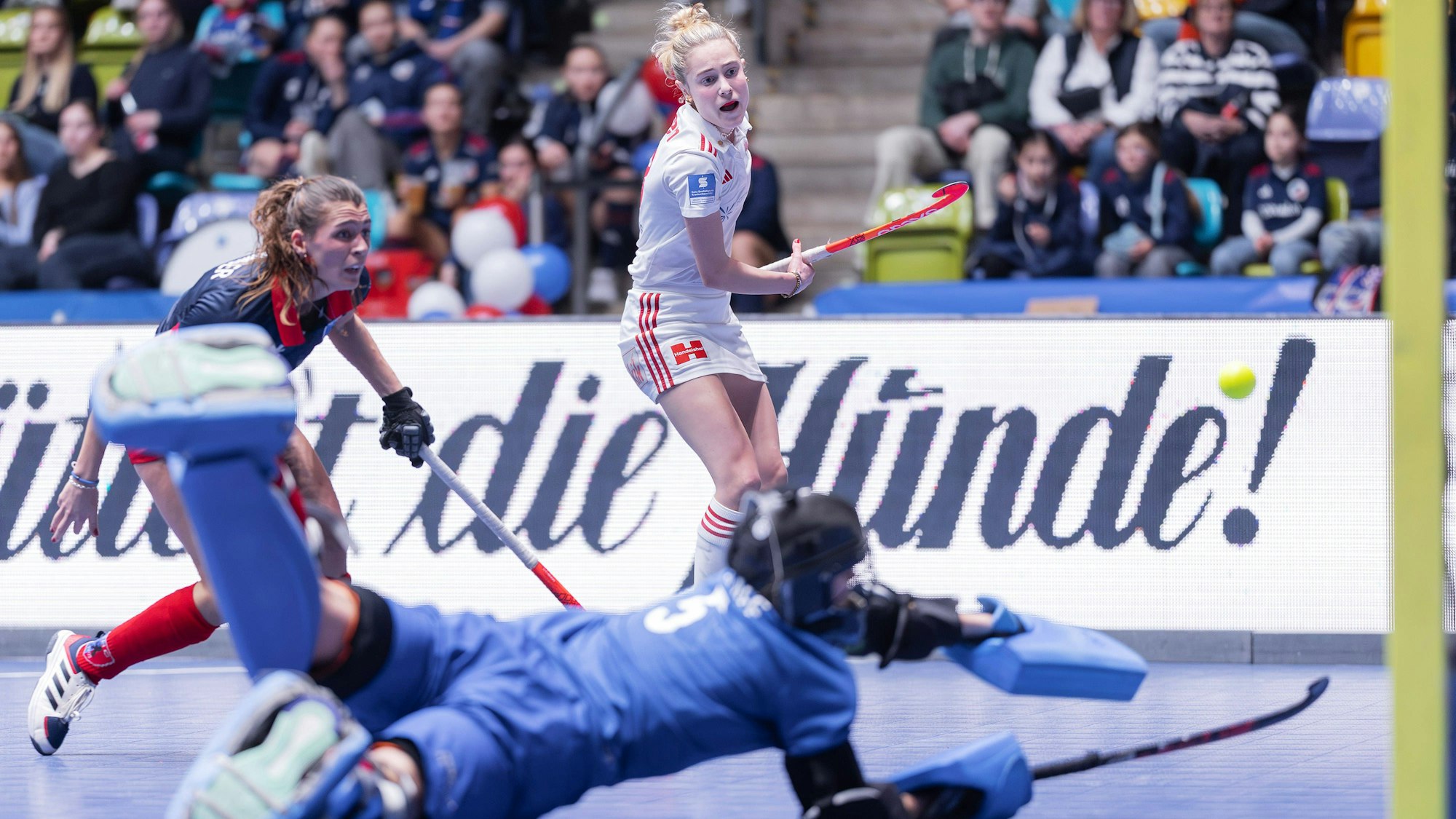 Rot-Weiss Köln - Berliner HC, Halbfinale Deutsche Hallenhockey-Meisterschaften 2026 Torhüterin Maja Sielaff Berliner SC, 5 wehrt den Schuss von Nika Hansen Rot-Weiss Köln, 13 ab. Halbfinale im Volvo E.R.B. Final4 2026 der Damen zwischen Rot-Weiss Köln und dem Berliner HC am 7. Februar 2026 in der Süwag Energie ARENA in Frankfurt am Main., Frankfurt am Main Hessen Deutschland Süwag Energie ARENA *** Rot Weiss Köln Berliner HC, Semi-Final German Indoor Hockey Championships 2026 Goalkeeper Maja Sielaff Berliner SC, 5 defends the shot of Nika Hansen Rot Weiss Köln, 13 Semi-Final in the Womens Volvo E R B Final4 2026 between Rot Weiss Köln and Berliner HC on February 7, 2026 at Süwag Energie ARENA in Frankfurt am Main , Frankfurt am Main Hessen Germany Süwag Energie ARENA