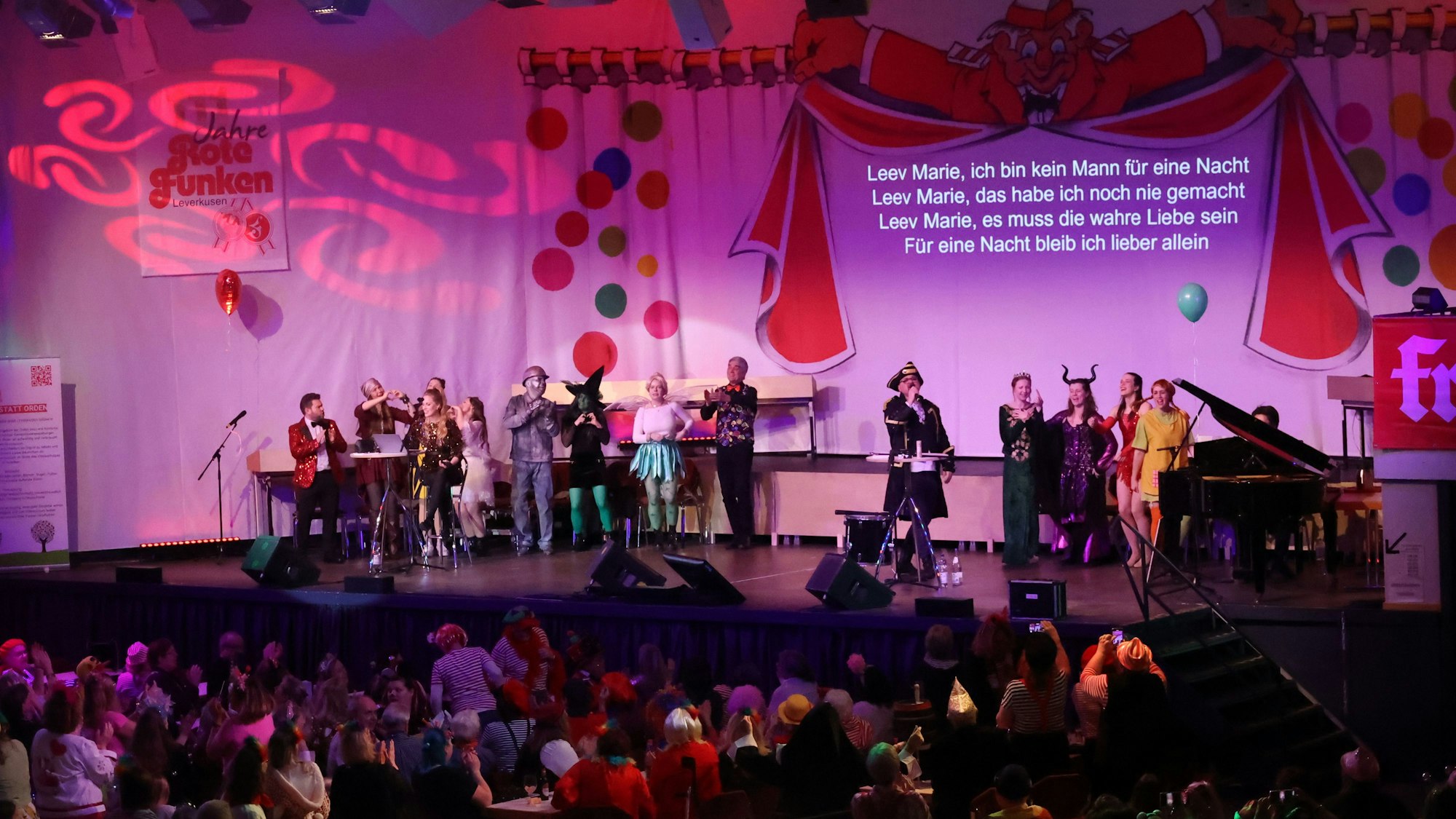 „Leev Marie“: Arthur Horváth (Mitte, Piratenkostüm) gab den Vorsänger, Unterstützung bekam er unter anderem von einem sangesfreudigen Elferrat, der Sopranistin Sarah Bouwers und dem Pianisten Yuhao Guo.