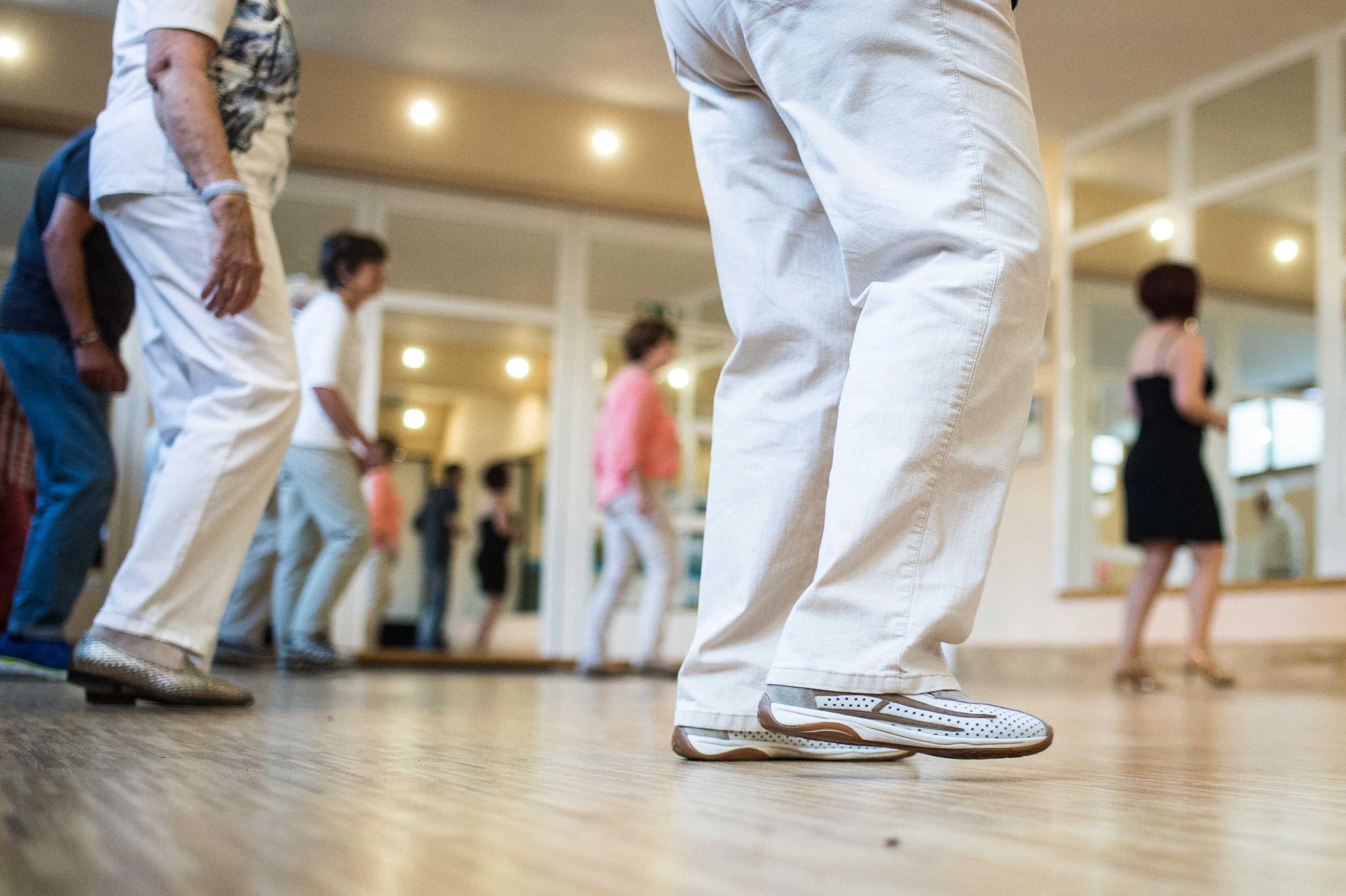 An Parkinson erkrankte tanzen am 27.09.2016 in Regensburg (Bayern). Wer an Parkinson erkrankt ist, kann das kaum verstecken. Wissenschaftler schicken Betroffene nun auf die Tanzfläche oder in die Turnhalle. (zu dpa-Korr "Tanz und Karate gegen Parkinson: Studie begleitet Betroffene" vom 01.11.2016) ++ +++ dpa-Bildfunk +++