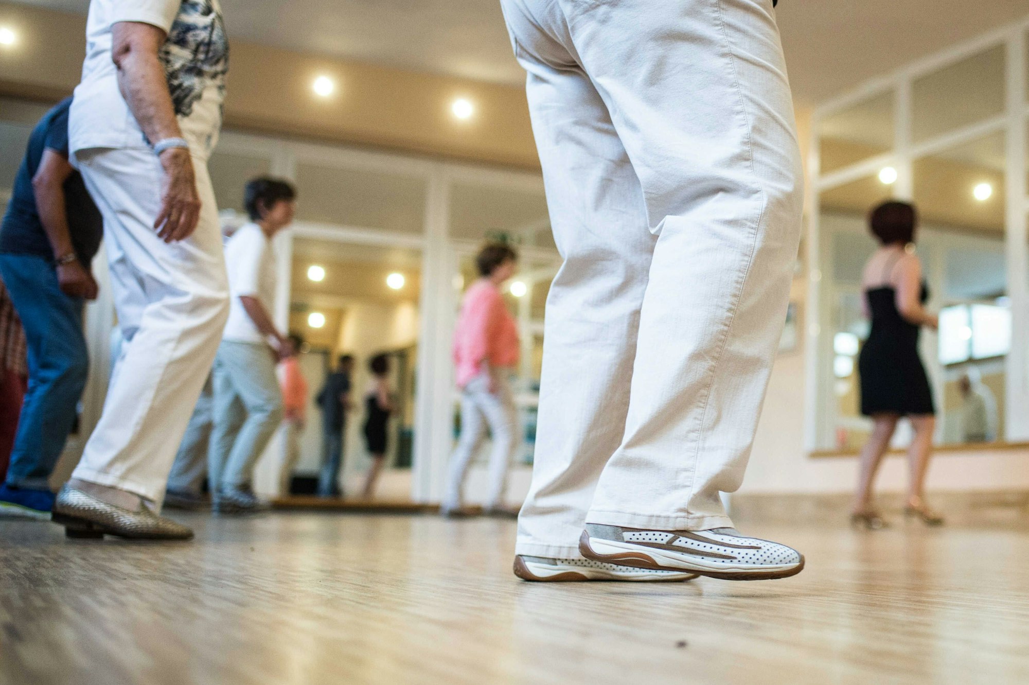 An Parkinson erkrankte tanzen am 27.09.2016 in Regensburg (Bayern). Wer an Parkinson erkrankt ist, kann das kaum verstecken. Wissenschaftler schicken Betroffene nun auf die Tanzfläche oder in die Turnhalle. (zu dpa-Korr "Tanz und Karate gegen Parkinson: Studie begleitet Betroffene" vom 01.11.2016) ++ +++ dpa-Bildfunk +++