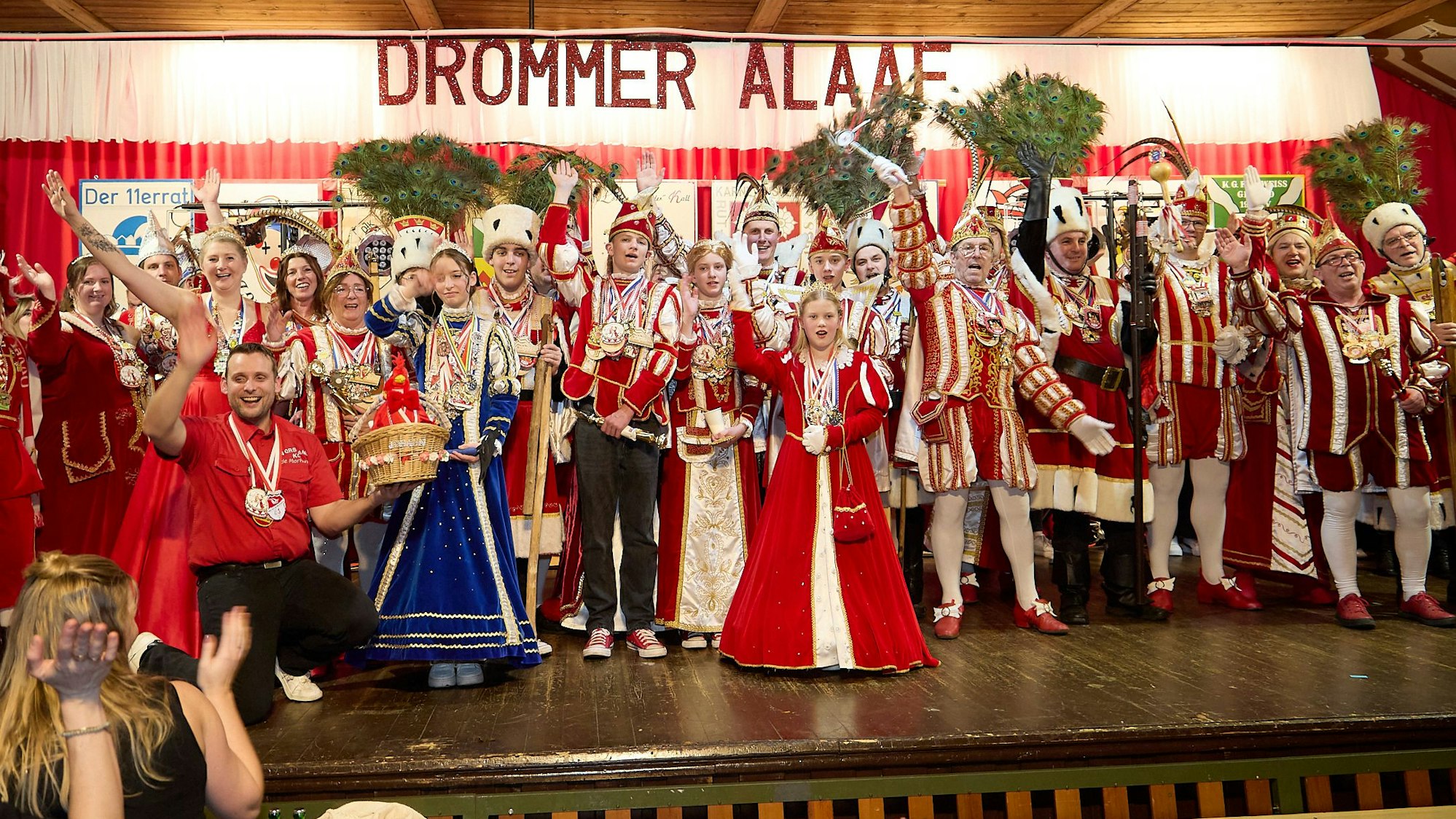 Das Bild zeigt zahlreiche Tollitäten auf der Bühne in Dreiborn.