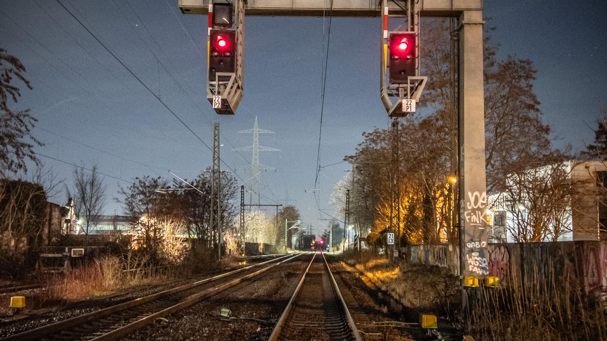 Alle Signale auf Rot: Generalsanierung der Eisenbahnstrecke Köln-Hagen. Hier am Bahnhof Manfort Bild: Ralf Krieger