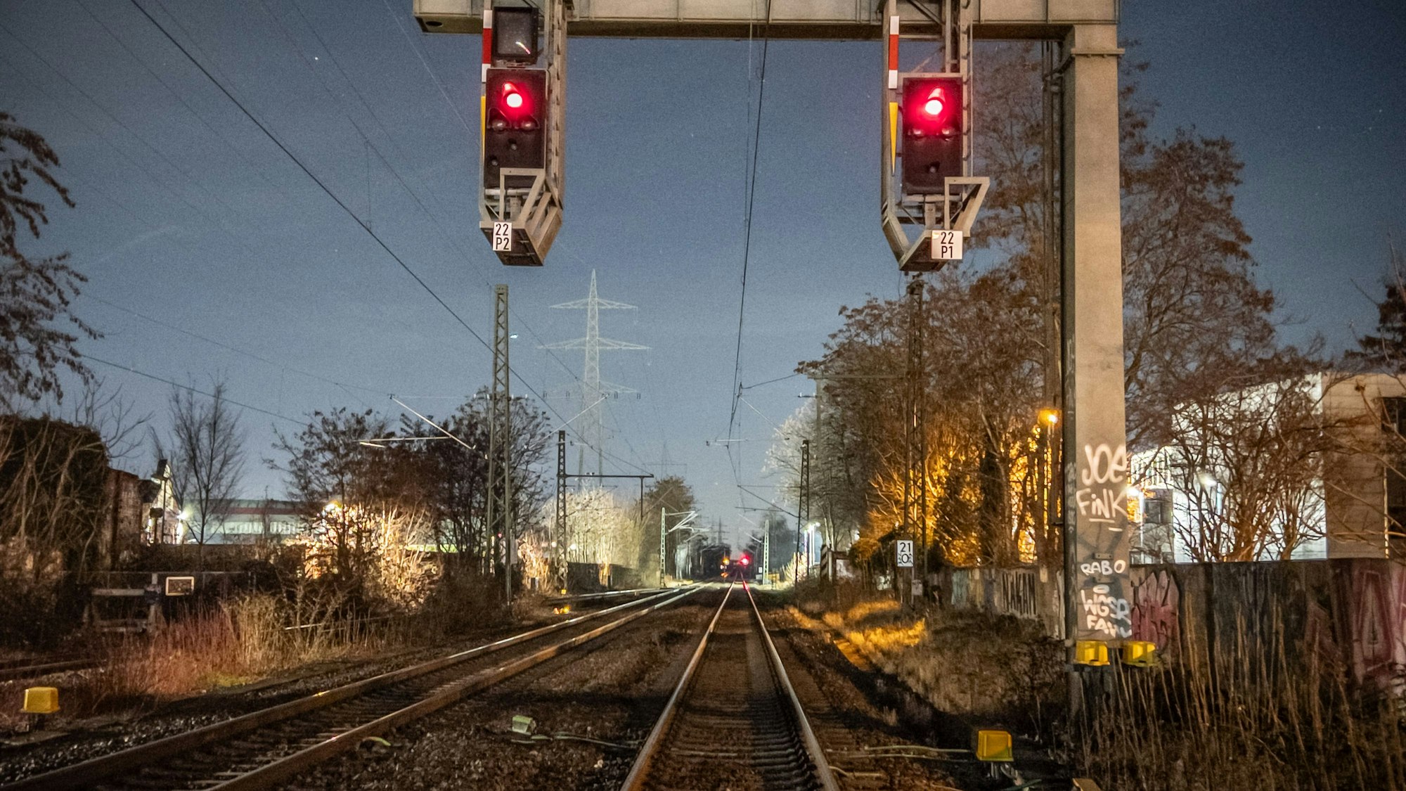 Alle Signale auf Rot: Generalsanierung der Eisenbahnstrecke Köln-Hagen. Hier am Bahnhof Manfort Bild: Ralf Krieger