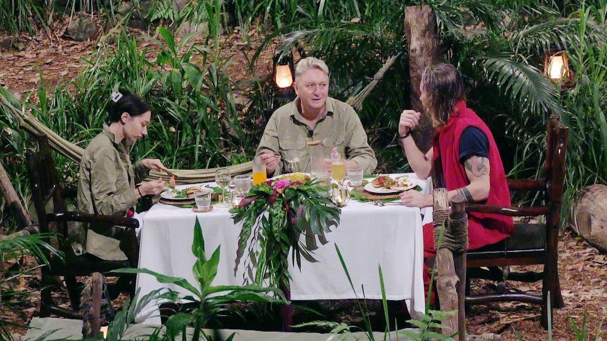 Zur Belohnung durften die Finalisten endlich ein echtes Festmahl genießen - es wurde ein Genussabend mit höflichen Gesprächen. „Der Vierte, der am Tisch saß, war der Anstand“, meinte Sonja Zietlow. (Bild: RTL)