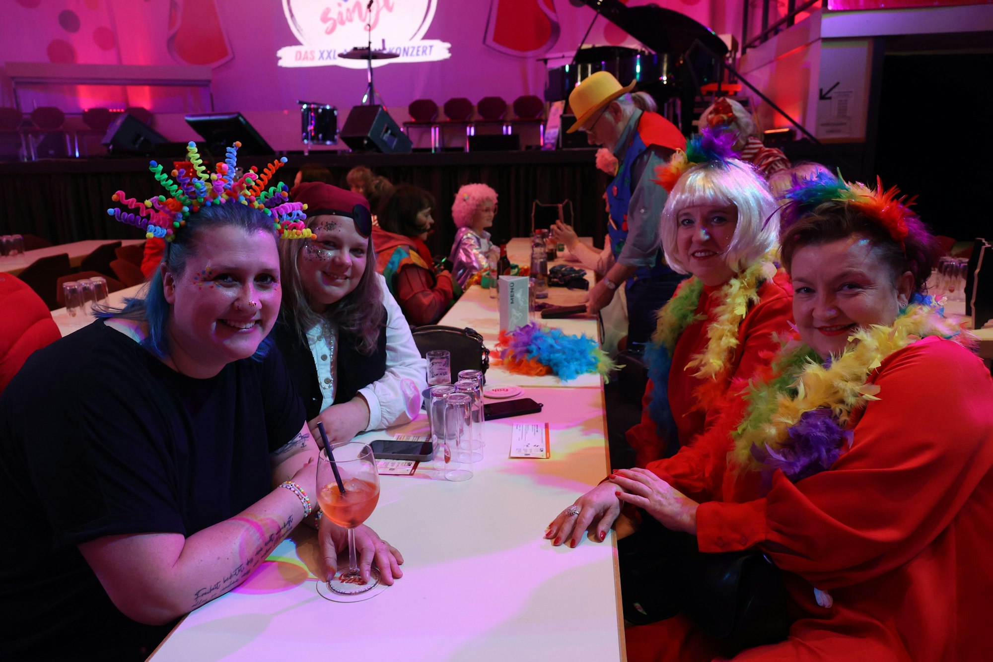 Gäste, Bettina Künzel (vorne links) und, Gabi Kewitz (weiße Perücke) freuten sich, mit ihrem Besuch auch den Leverkusener Karneval zu unterstützen.